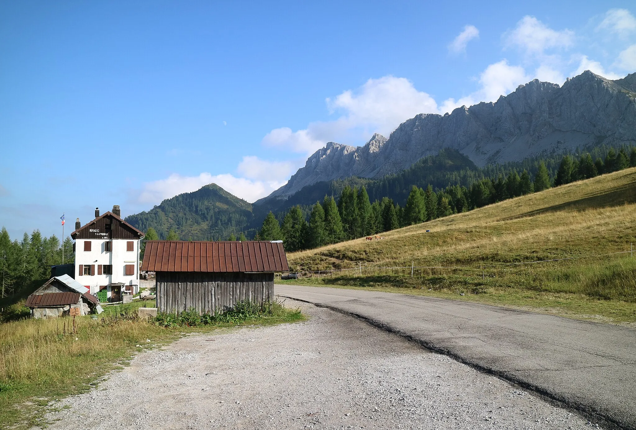 Photo showing: Rifugio Tenente Giuseppe Fabbro auf der Sella di Ciampigotto zwischen Vigo di Cadore und Sauris, Südliche Karnische Alpen, Provinz Belluno