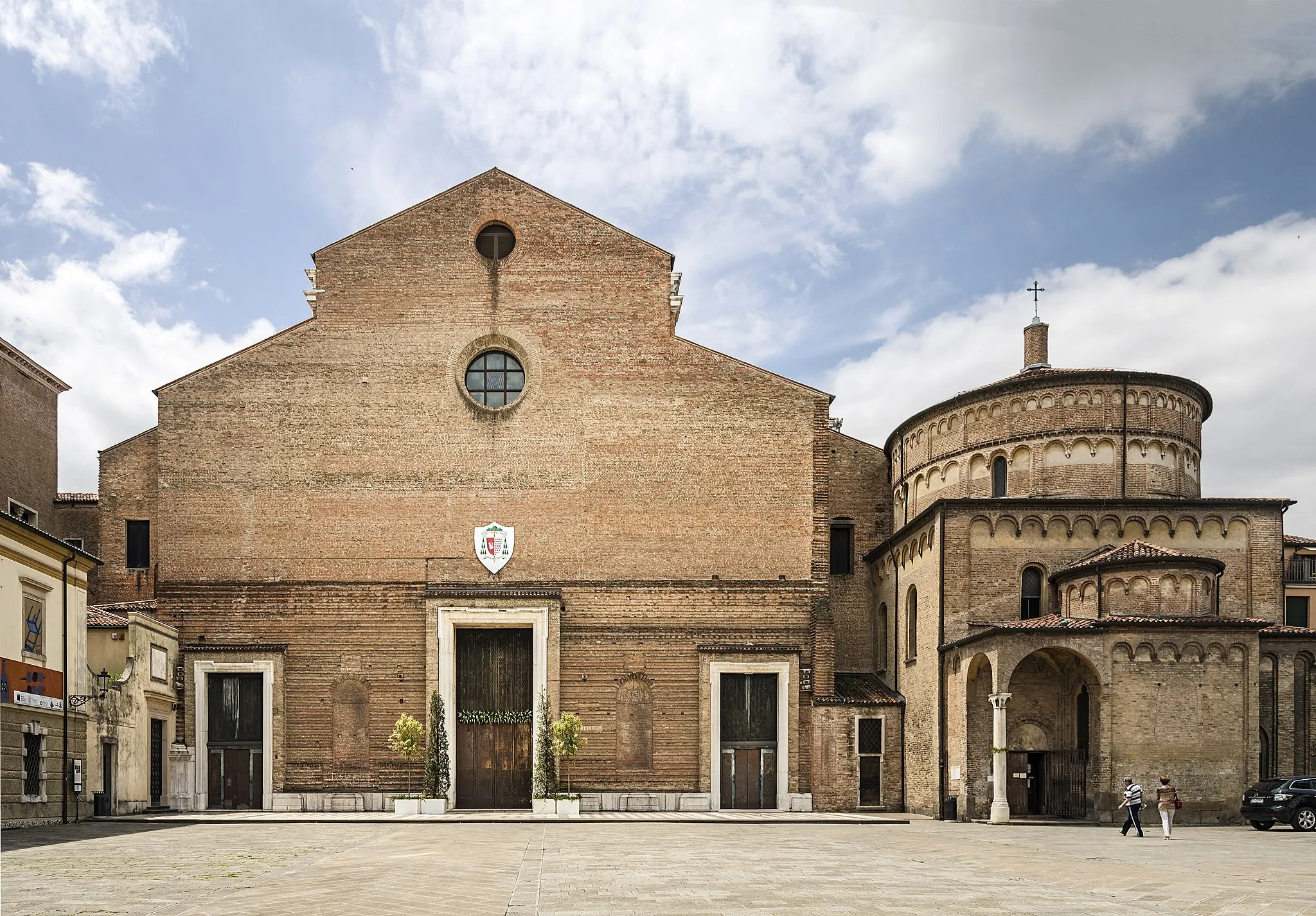 Photo showing: Padua Cathedral - Facade and baptistery.