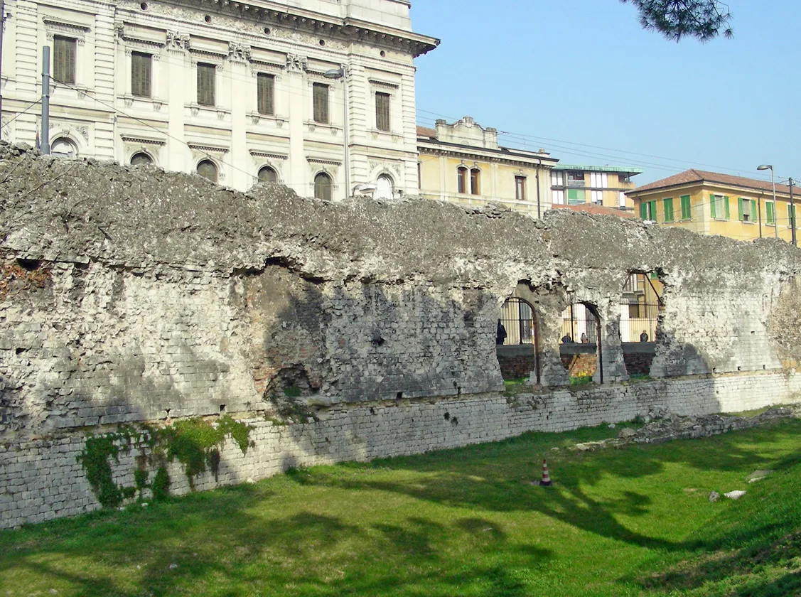 Photo showing: Wall of the ancient amphitheatre in Padua