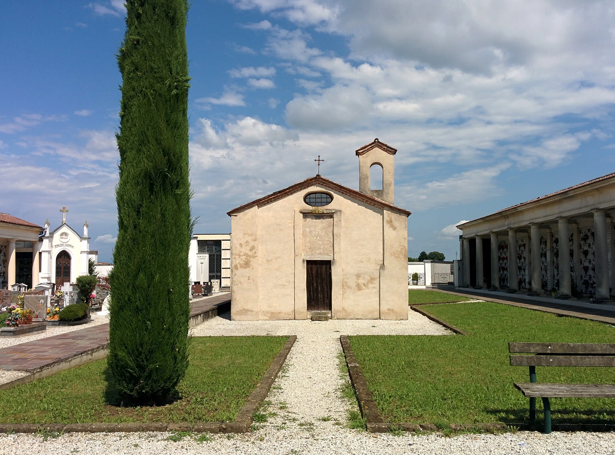 Photo showing: Facciata della chiesetta di San Michele a Caldogno, provincia di Vicenza.