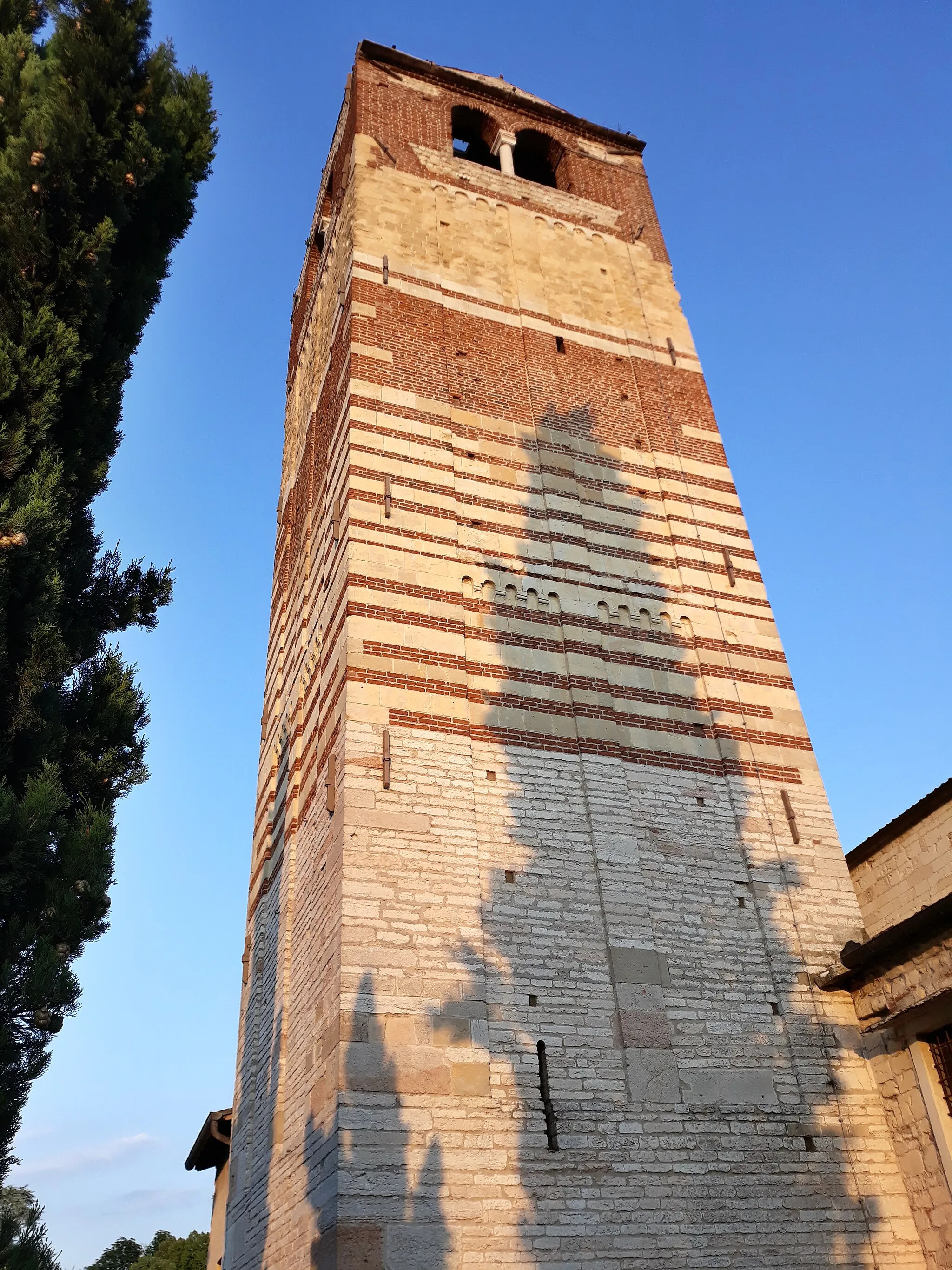 Photo showing: Campanile della Pieve di San Floriano a San Pietro in Cariano. Provincia di Verona