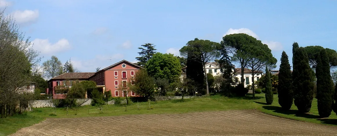 Photo showing: Colle Umberto (Treviso, Italia): veduta di Villa Morosini Lucheschi Valforte dal confine con la campagna sottostante il lato nord della pieve di Castello Roganzuolo.