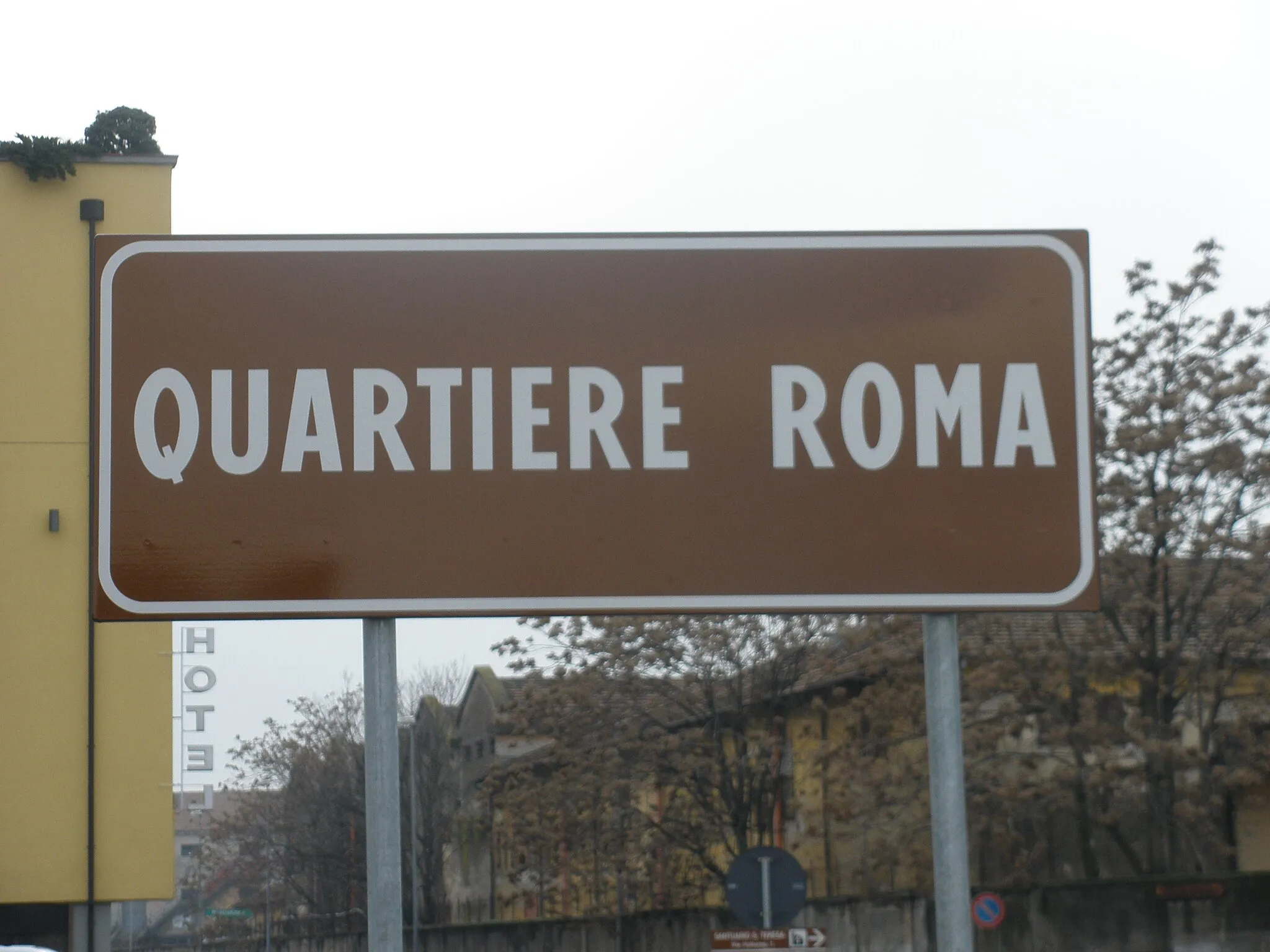 Photo showing: Cartello stradale "quartiere roma" a Verona. Si trova alla fine di Viale Piave, al bivio tra via Tombetta e via Santa Teresa che segnano l'entrata al quartiere.