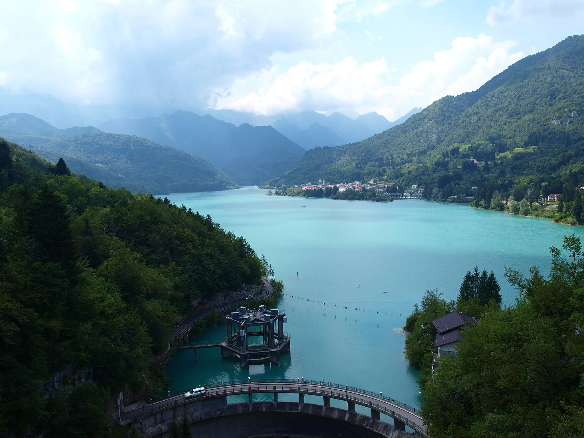 Photo showing: Lago di Barcis (Lake Barcis) seen from the Skywalk on the Dint trail