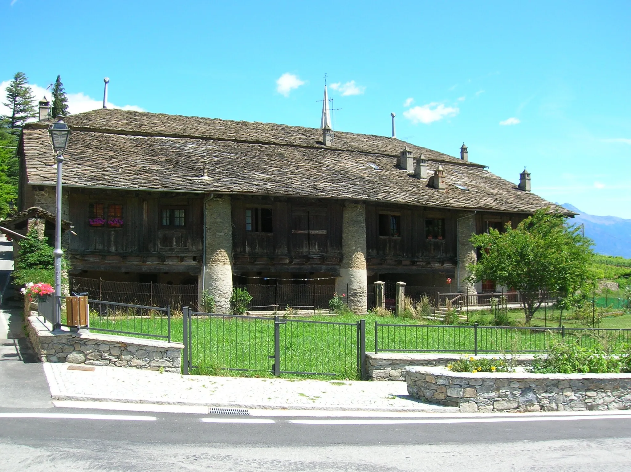 Photo showing: Cascina "L'Ola", antica scuderia del vicino castello di Introd. Ad Introd, Valle d'Aosta, Italia.