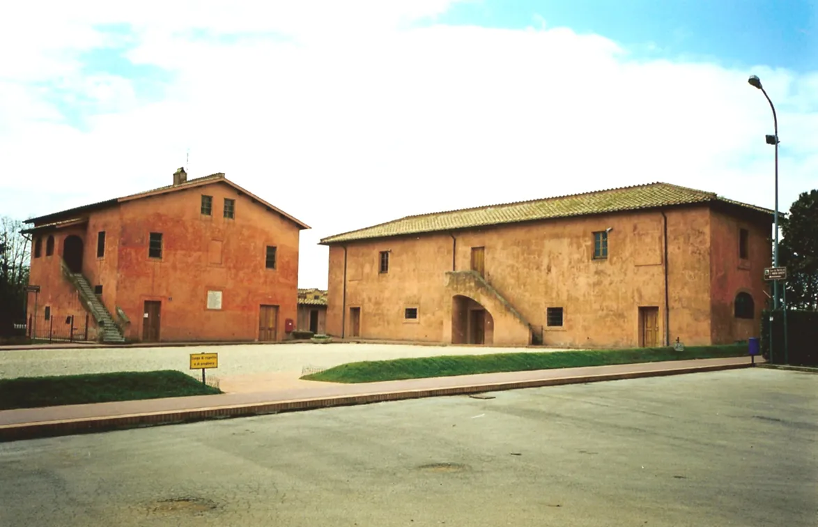 Photo showing: La Casa di Santa Maria Goretti, detta la "Cascina Antica" (a destra). Le Ferriere.

Picture by Torvindus.