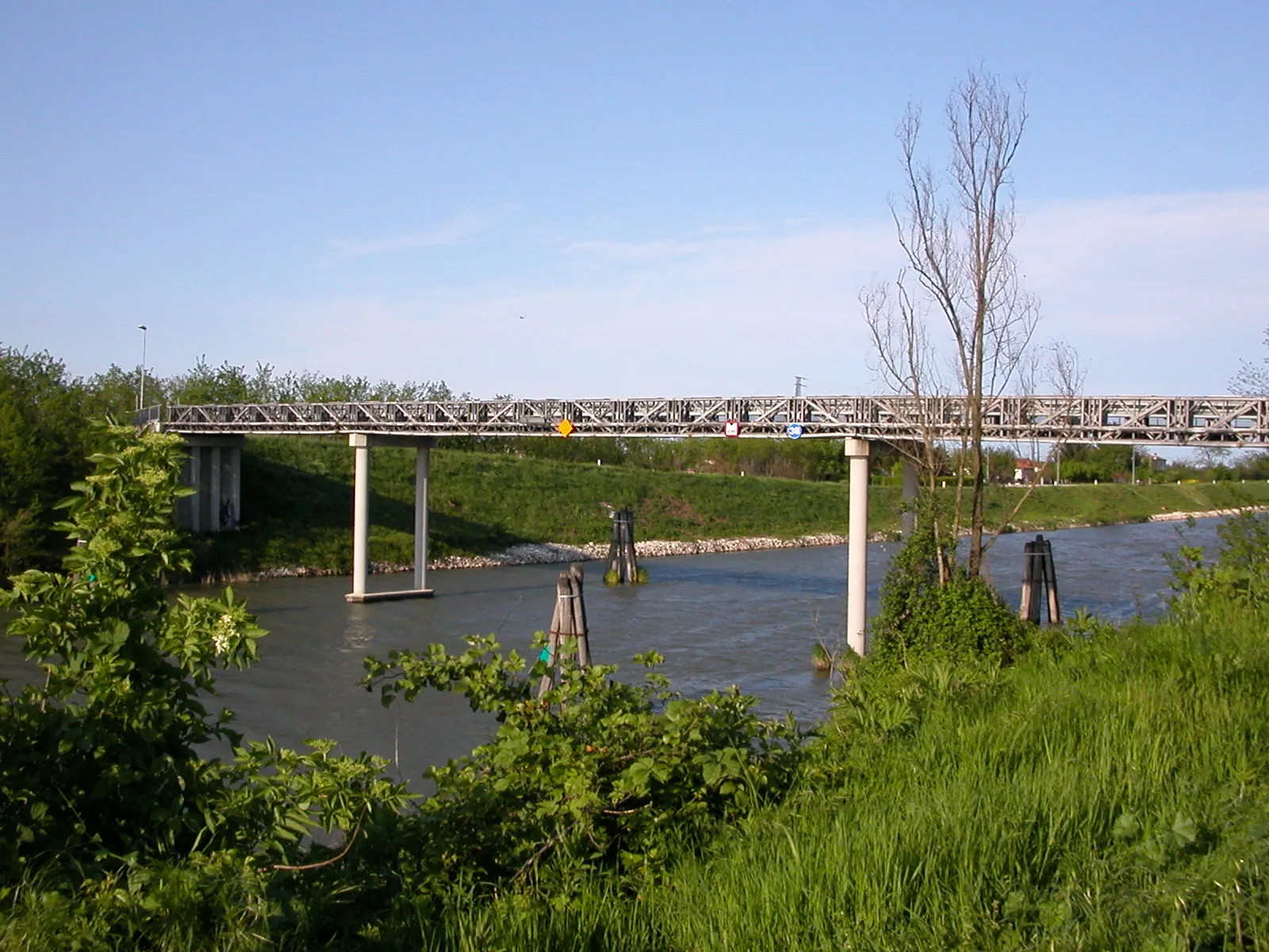 Photo showing: Military (WWII) bridge on Canalbianco, Fenil del Turco, Rovigo.