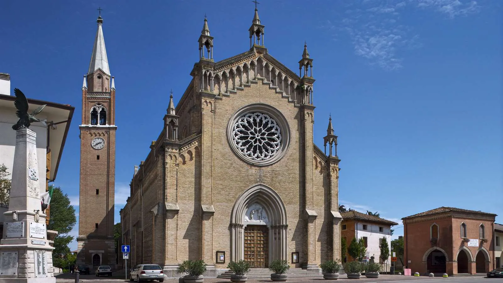 Photo showing: Piazza della Vittoria a San Giovanni di Casarsa; da sinistra: il monumento ai caduti, il Duomo e la loggia rinascimentale. Foto di Elio Ciol