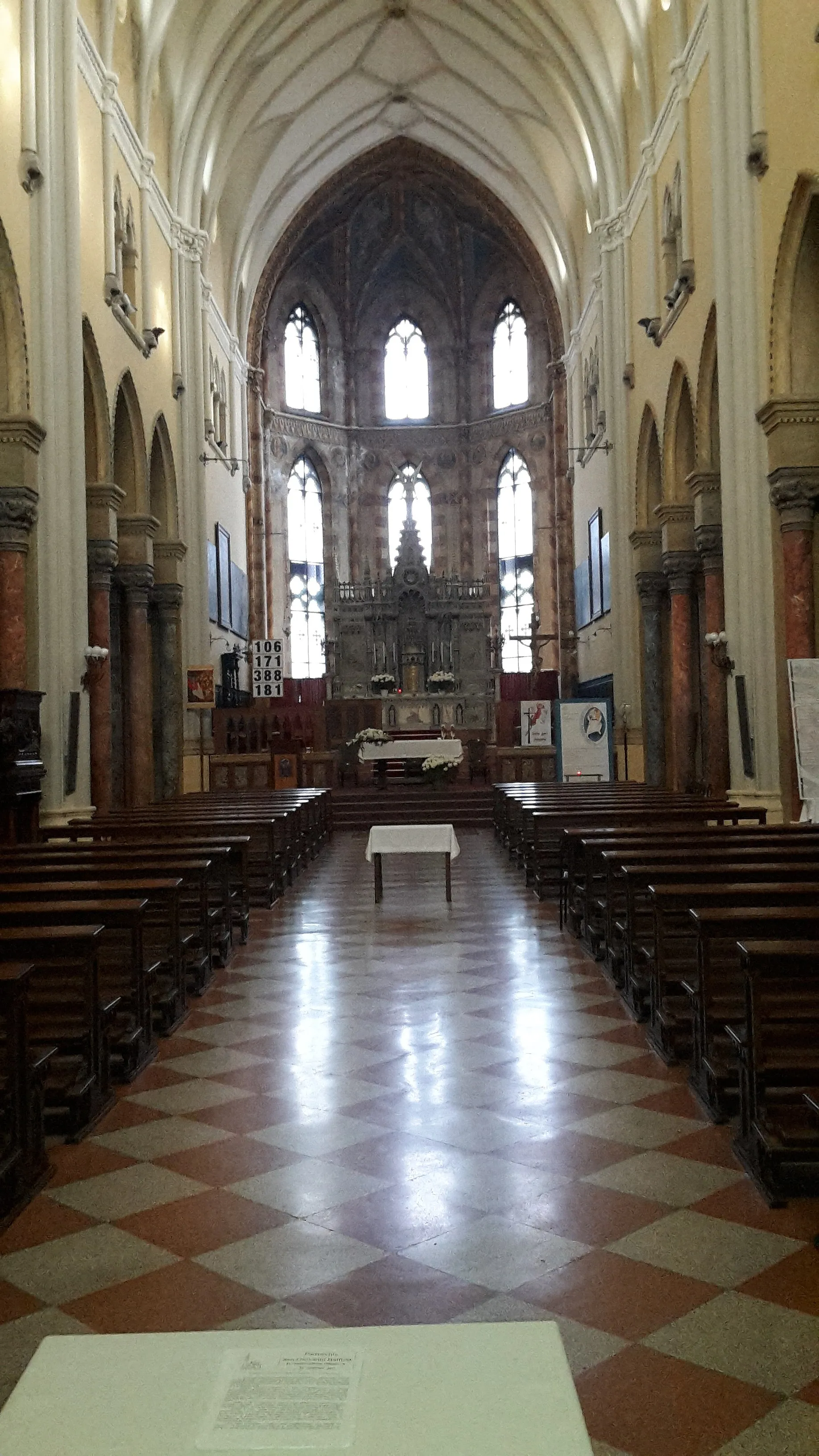 Photo showing: Navata centrale del duomo di San Giovanni con, sullo sfondo, l'altare maggiore