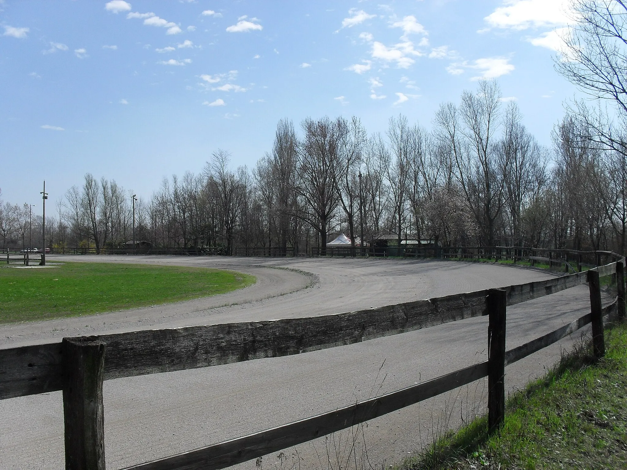 Photo showing: Equestrian center "M. Bombardella" inside the banks of the river. View from west to east. Near theVillage of Rosa (San Vito al Tagliamento).