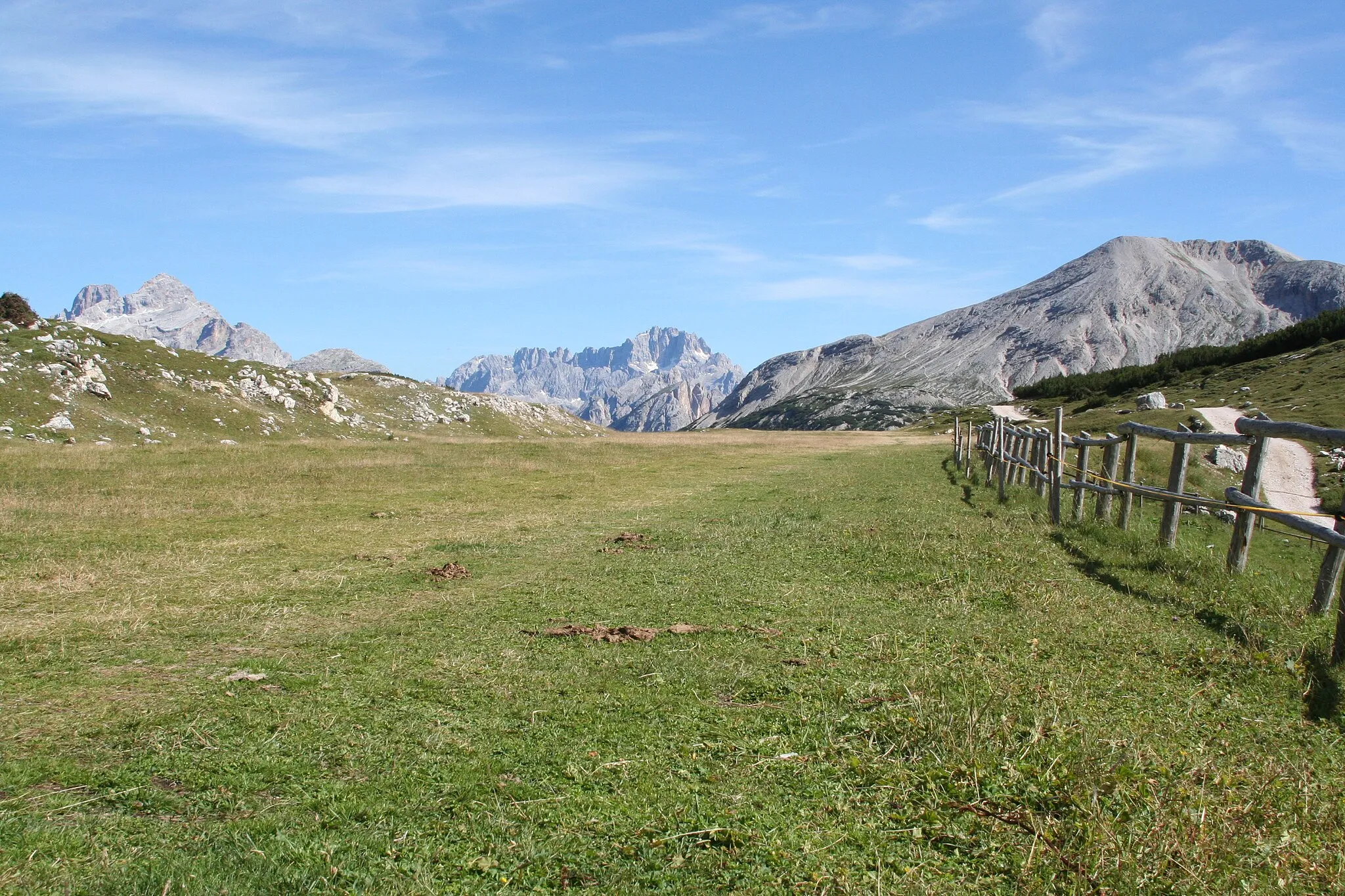 Photo showing: Rifugio Sennes  -  Im Hintergrund (Mitte): Sorpis (3205 m.)  -  Im linken Hintergrund: Monte Cristallo (3221 m.)