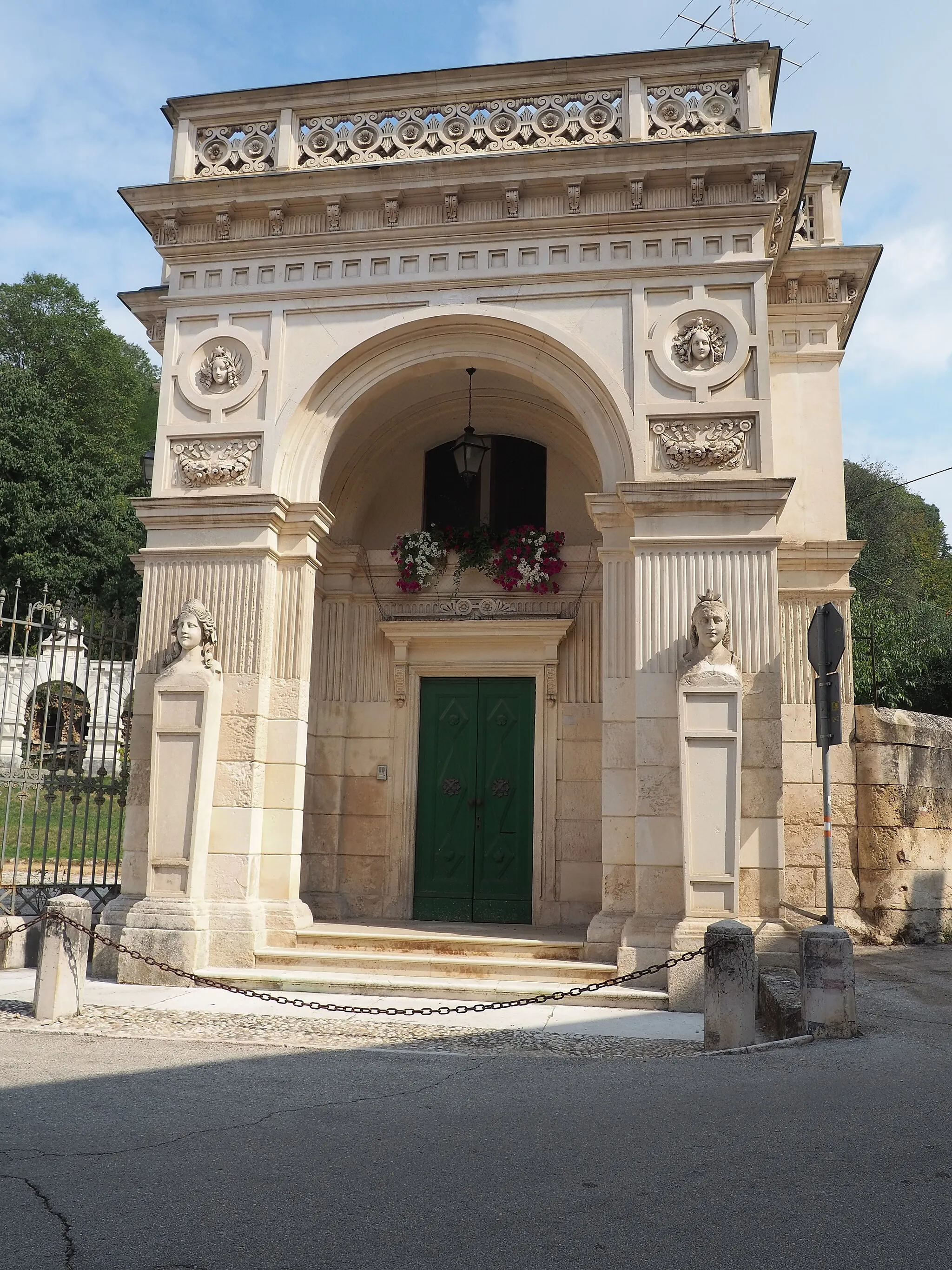 Photo showing: Lonigo, ingresso monumentale dei Fiumi di villa San Fermo.