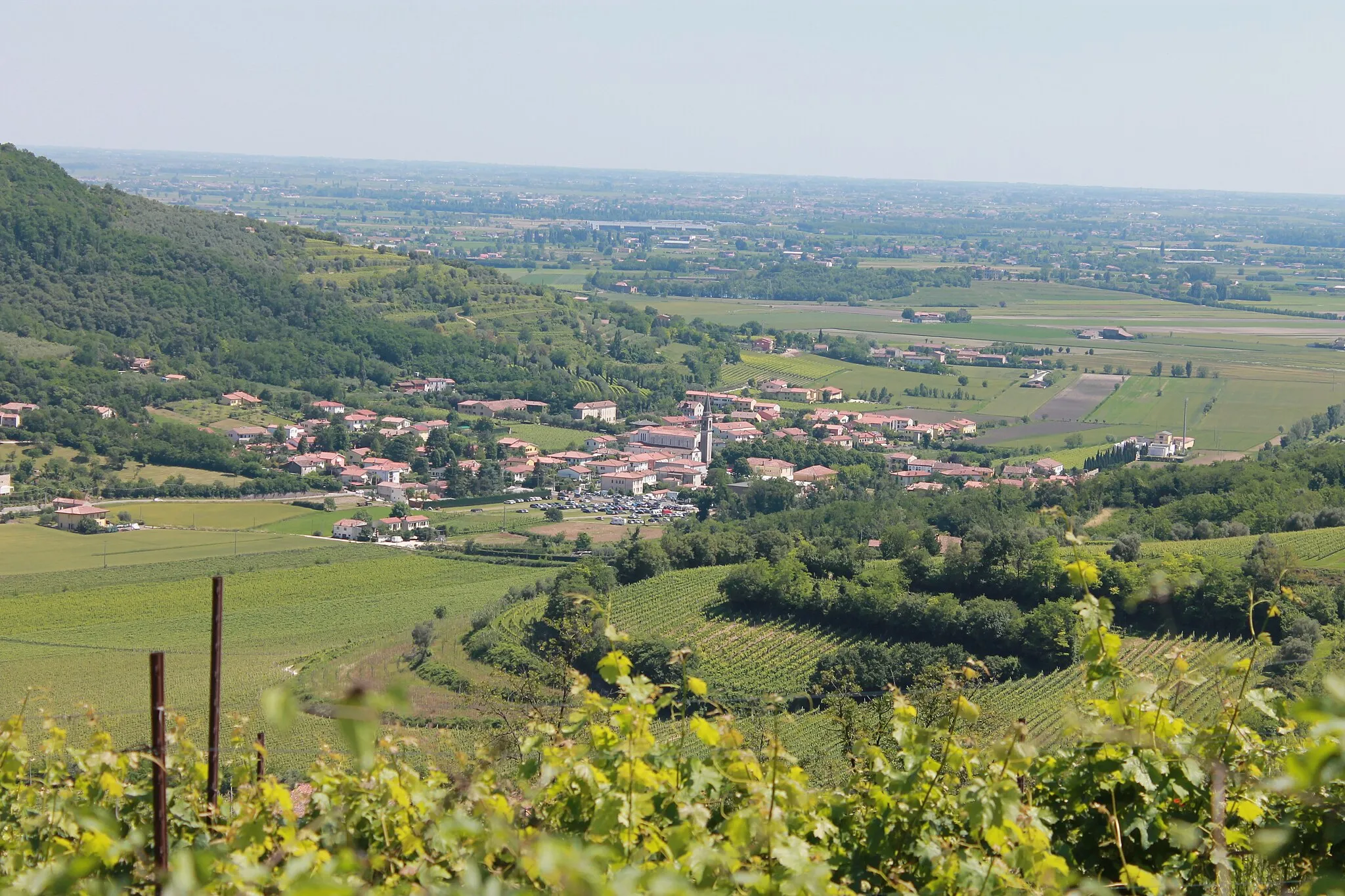 Photo showing: Veduta di Baone dalle pendici del Monte Cero, nei Colli Euganei