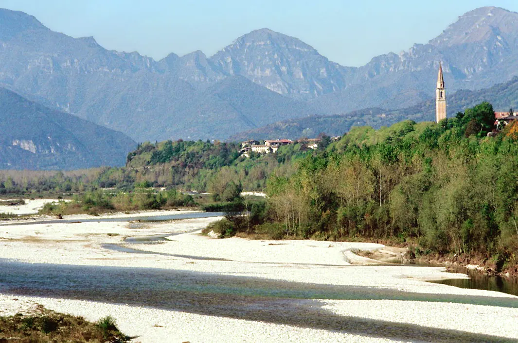 Photo showing: Piave river next to Bigolino, Valdobbiedene, Treviso, Veneto, Italy