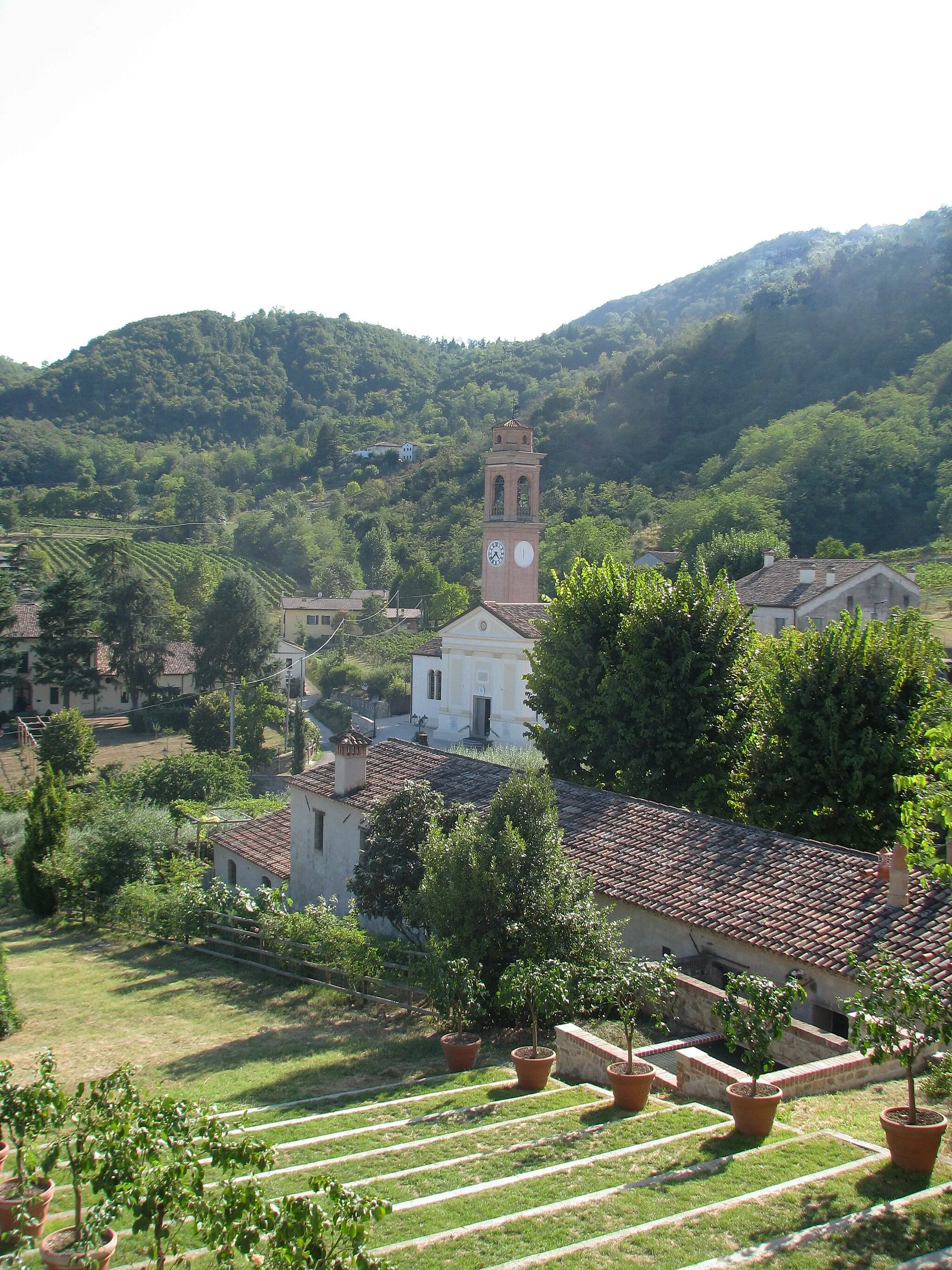 Photo showing: Veduta di Luvigliano dalla Villa dei Vescovi, ai piedi del Monte Pirio (328 m)