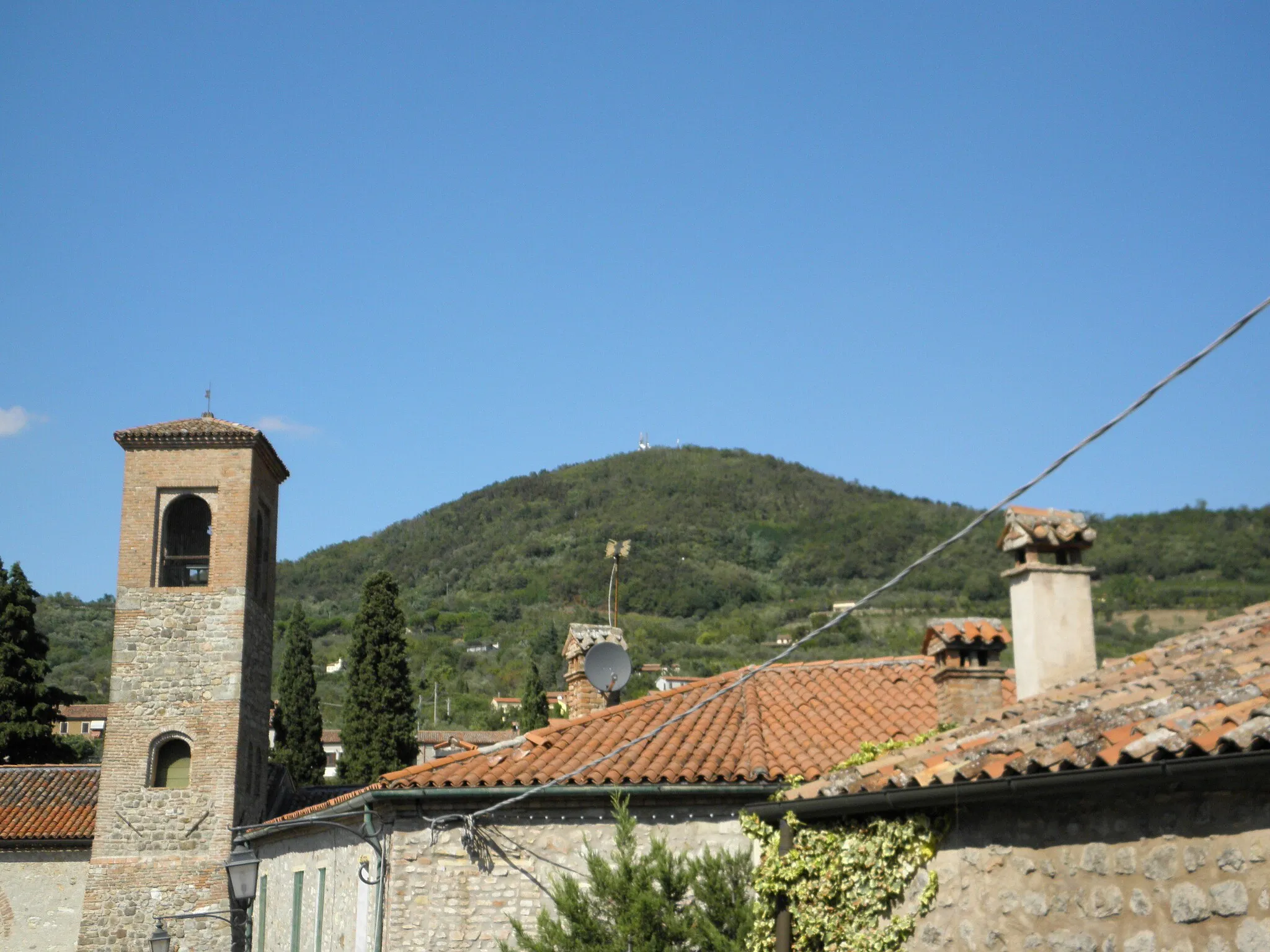 Photo showing: Arquà Petrarca, Via castello, nei pressi dell'oratorio della santissima Trinità (del quale si vede il campanile): vista sulla sommità del Monte Ventolone, Colli Euganei.