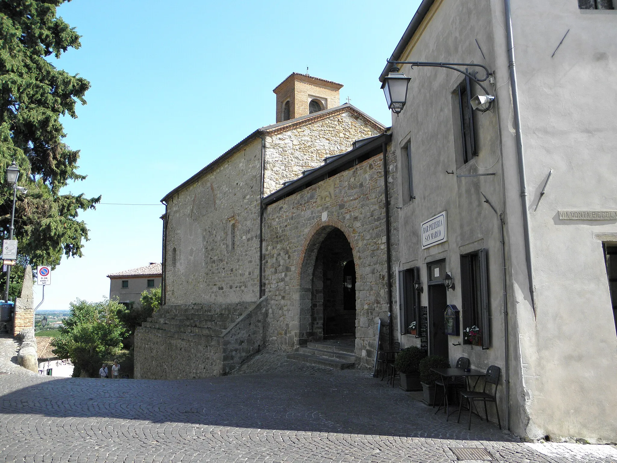 Photo showing: Arquà Petrarca, Loggia dei Vicari e oratorio della Santissima Trinità: lato su SP21 scattata da davanti la palazzina municipale..