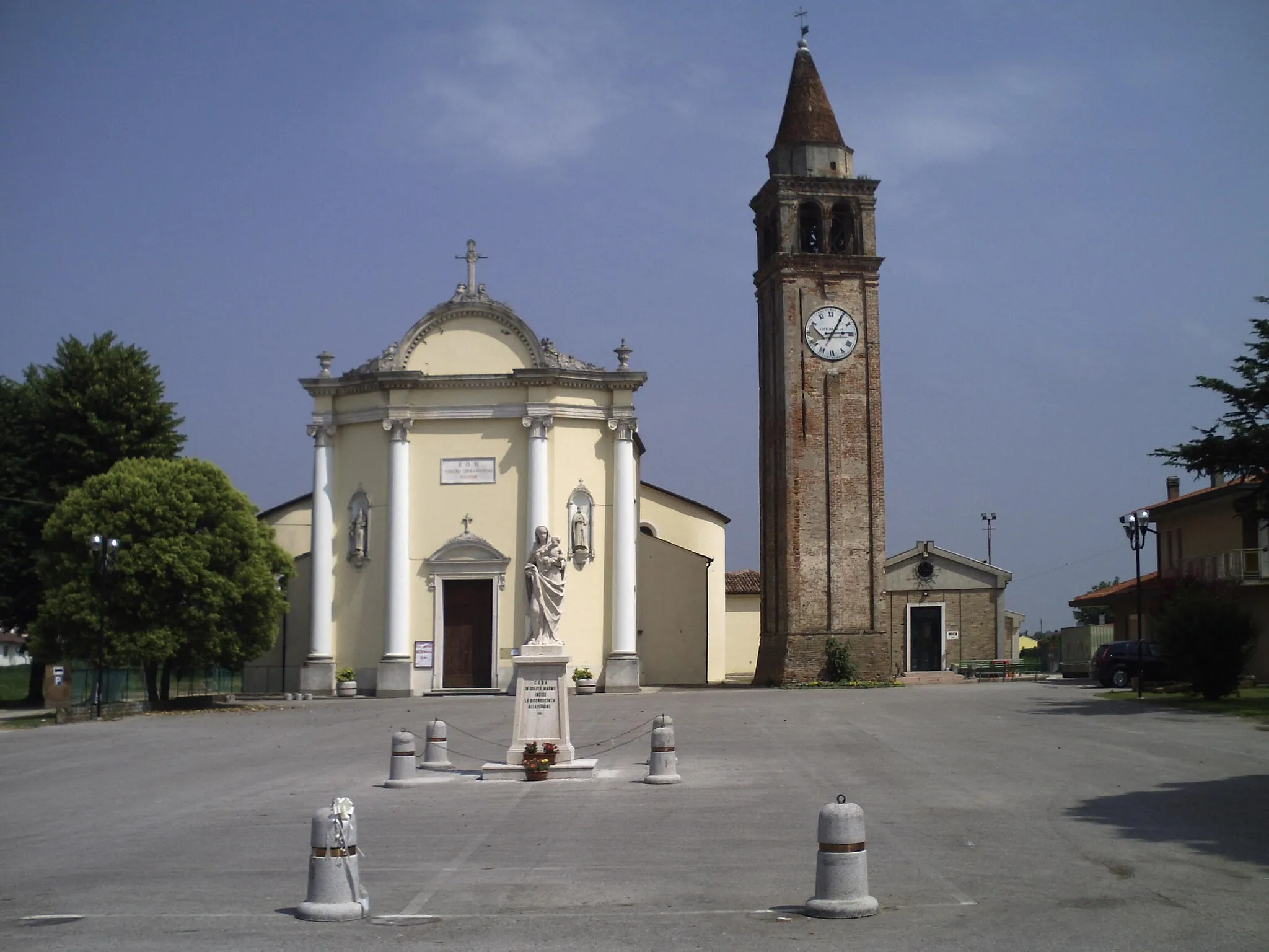 Photo showing: The main square of Cona, Italy