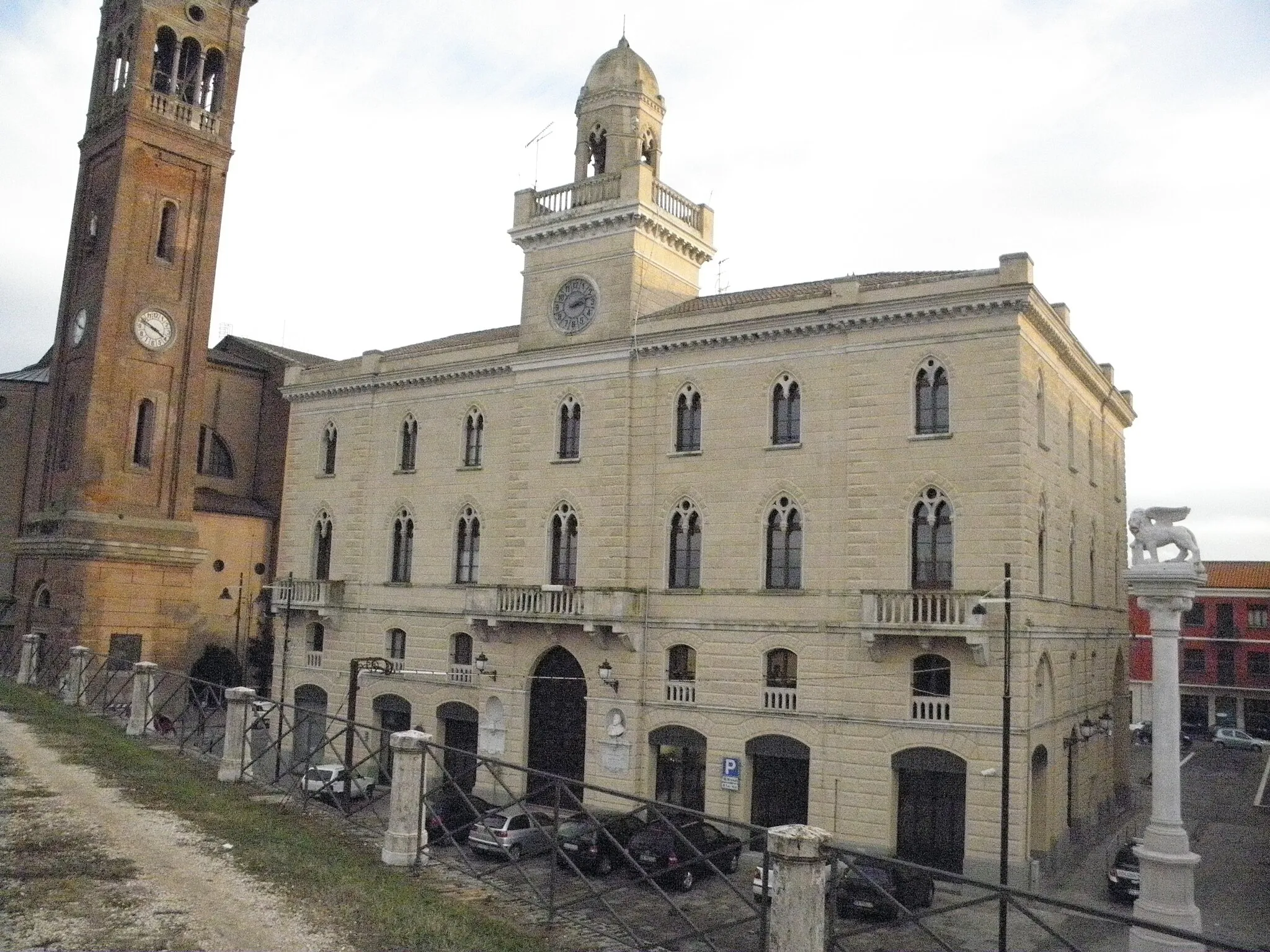 Photo showing: La facciata principale del Palazzo Barbiani, sede del municipio di Cavarzere, vista dall'argine del fiume Adige.