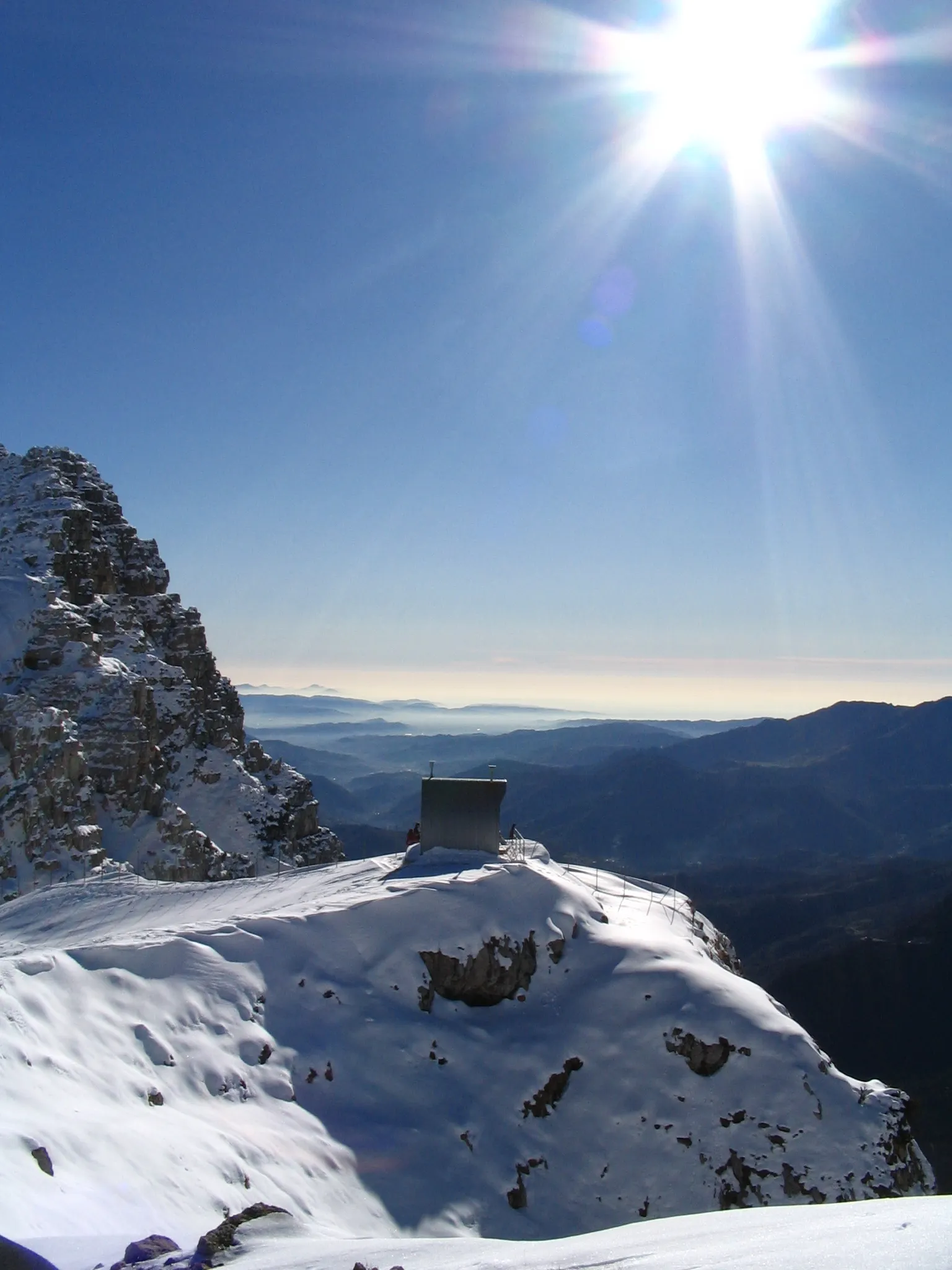 Photo showing: Foto scattata da Cima Palon, alle Porte del Pasubio, Prealpi Venete, Italia, che rappresenta la Val Canale e in primo piano il bivacco Marzotto-Sacchi.