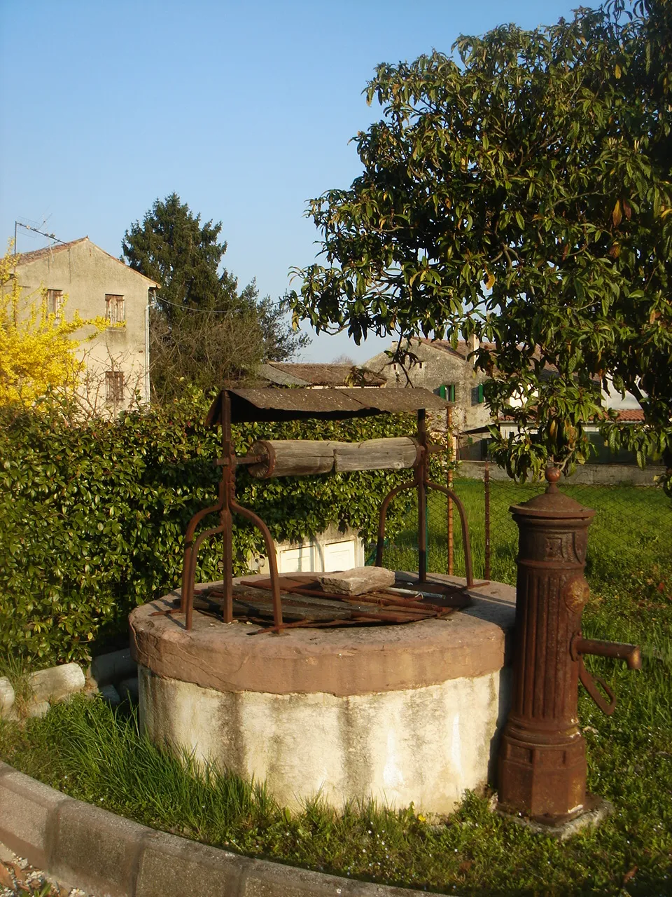 Photo showing: it:Castello Roganzuolo, il pozzo di borgo Gradisca
