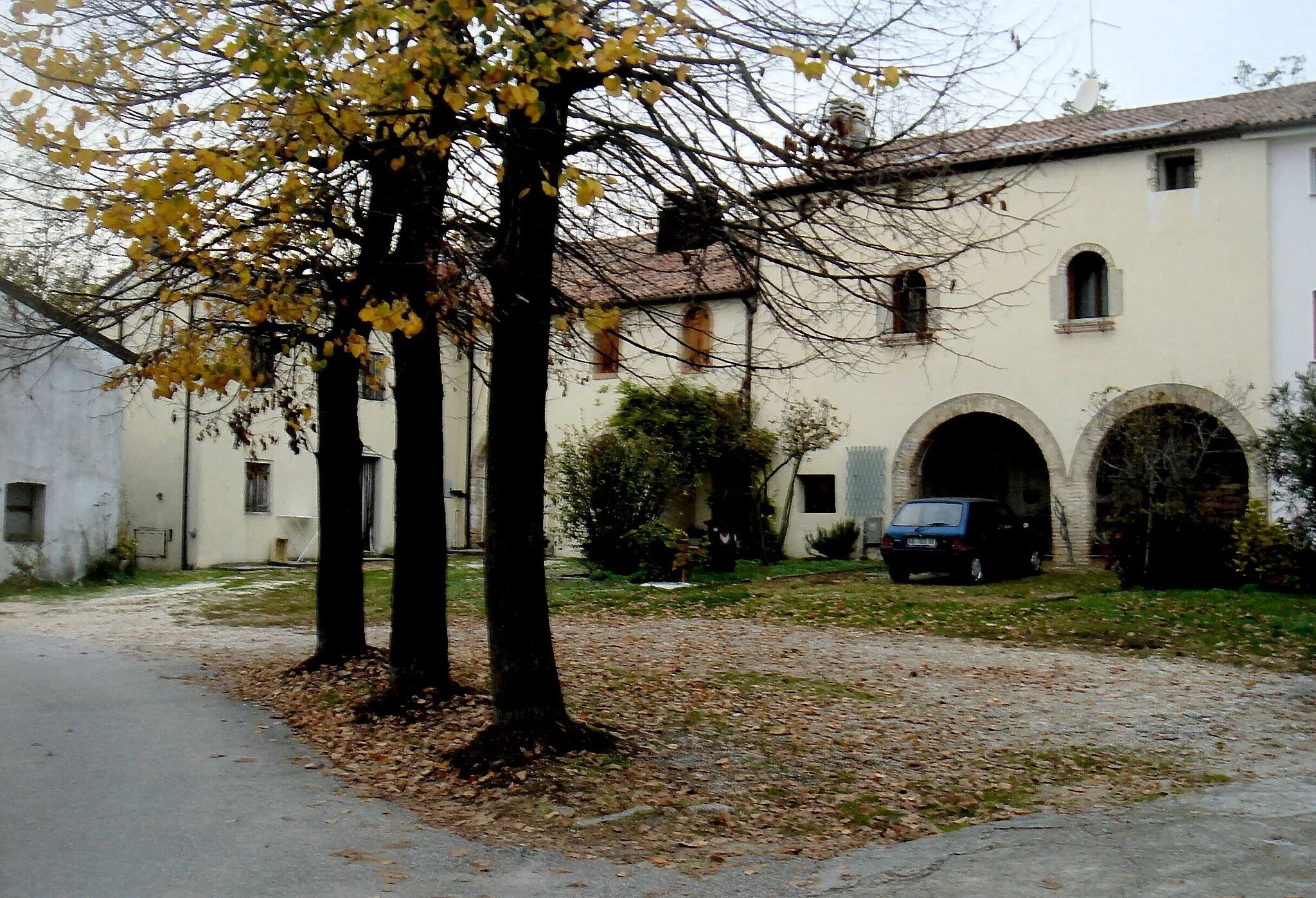 Photo showing: it:Castello Roganzuolo, borgo Scuole, edificio centrale con archi