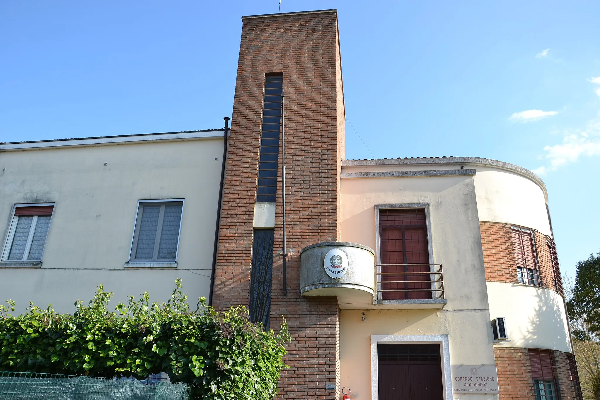 Photo showing: Casa del Fascio, progetto dell'ing. Ugo Marti (Salerno 1904-Ferrara 1947) costruita nel 1939 (collaudo anno 1941) secondo lo stile detto "razionalista".