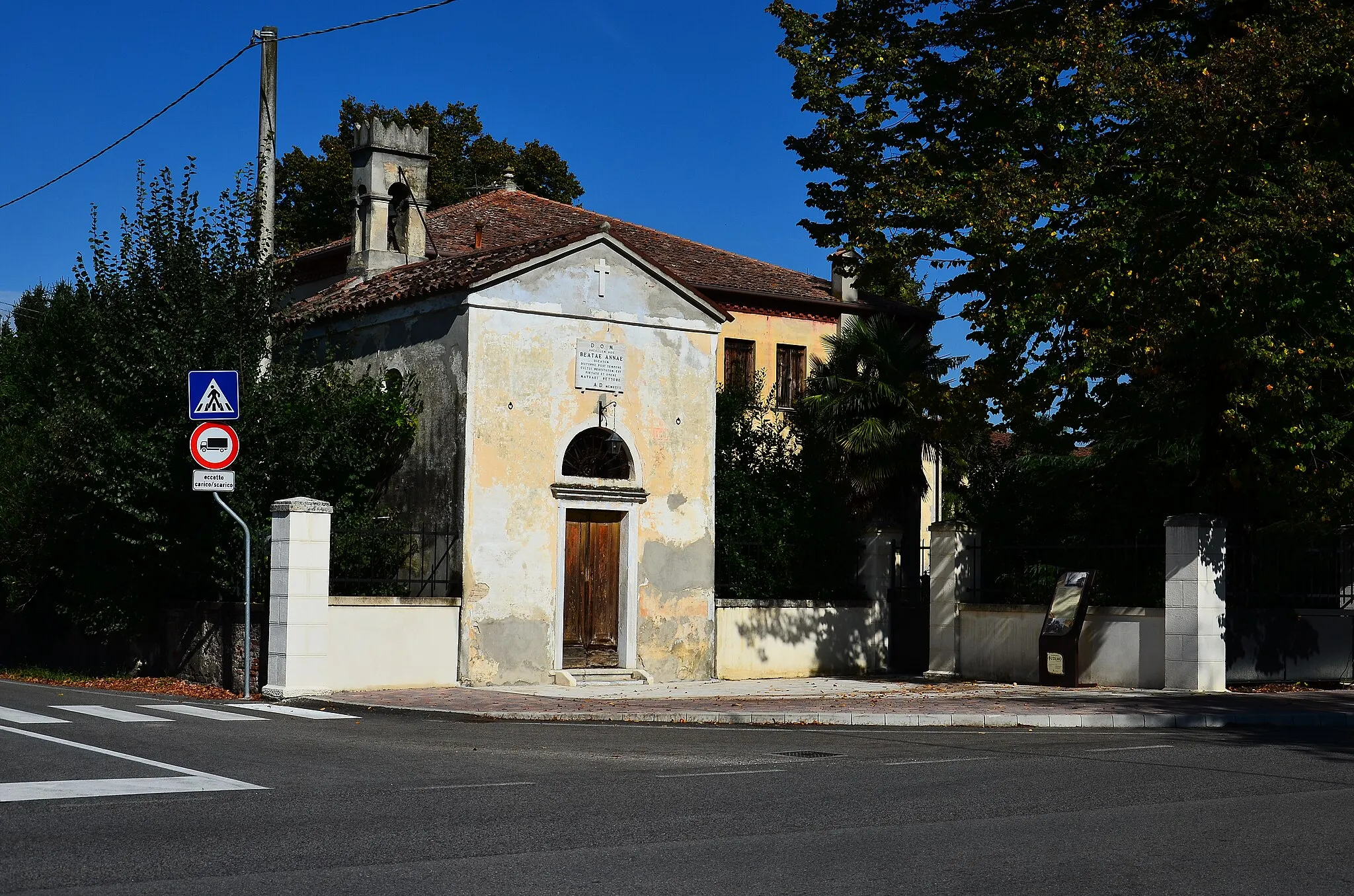 Photo showing: chiesetta sant'anna villa malanotti