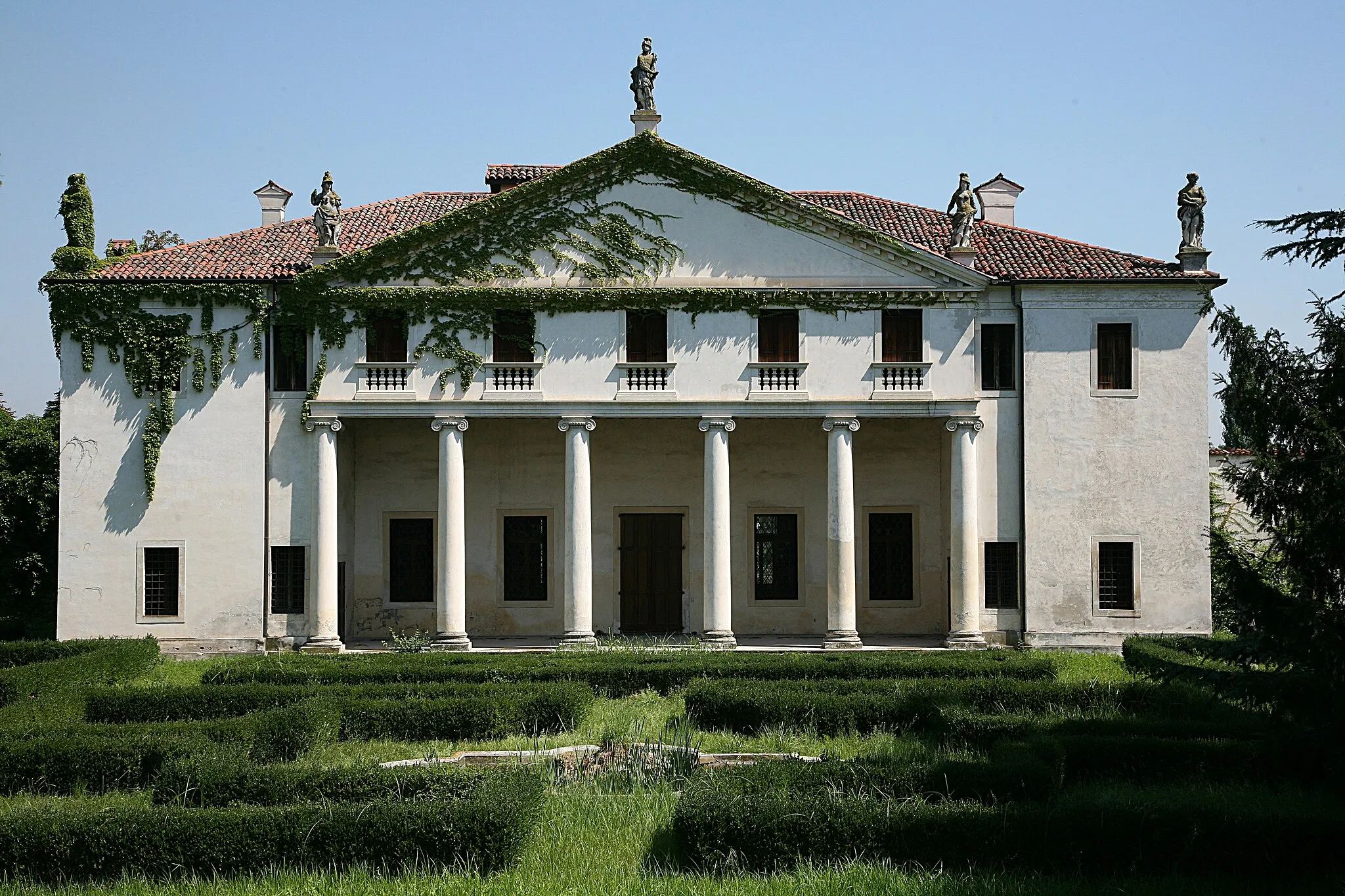 Photo showing: A villa in Bolzano Vicentino just outside Vicenza by Andrea Palladio.