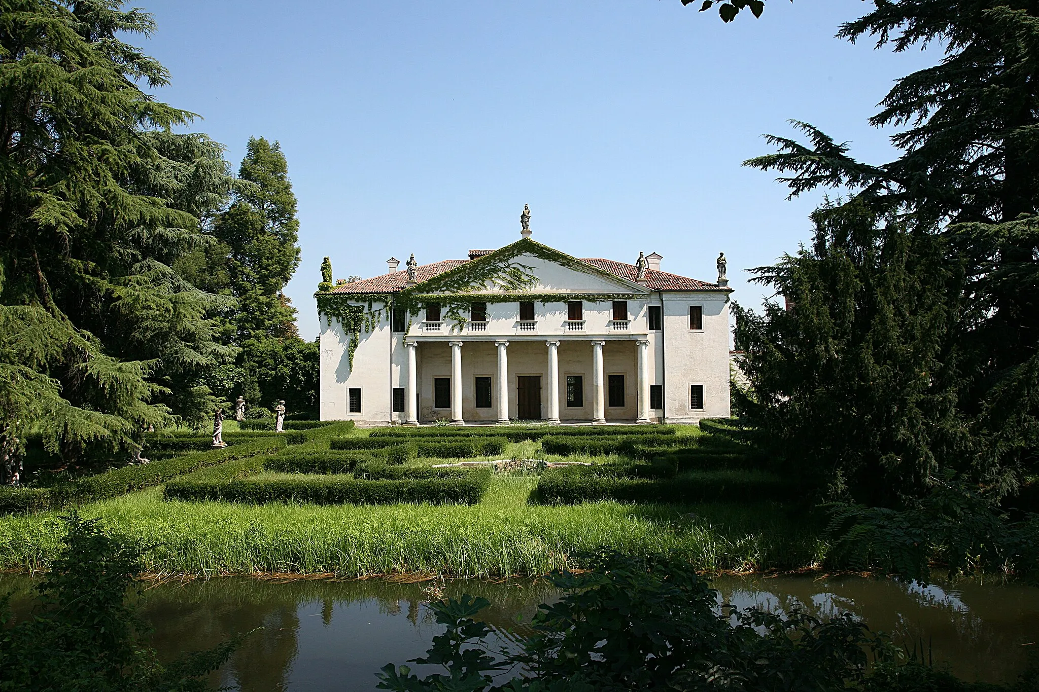 Photo showing: A villa in Bolzano Vicentino just outside Vicenza - by Andrea Palladio.