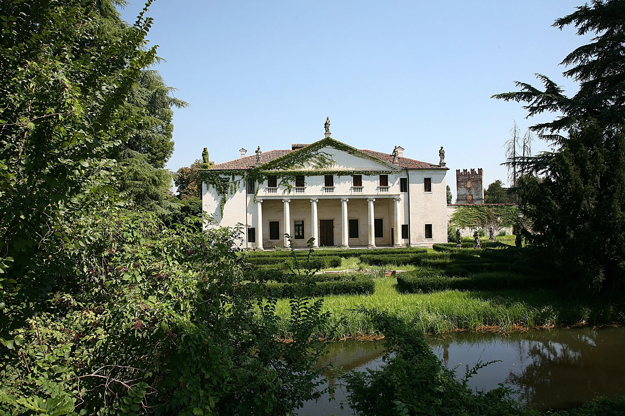 Photo showing: A villa in Bolzano Vicentino just outside Vicenza by Andrea Palladio.