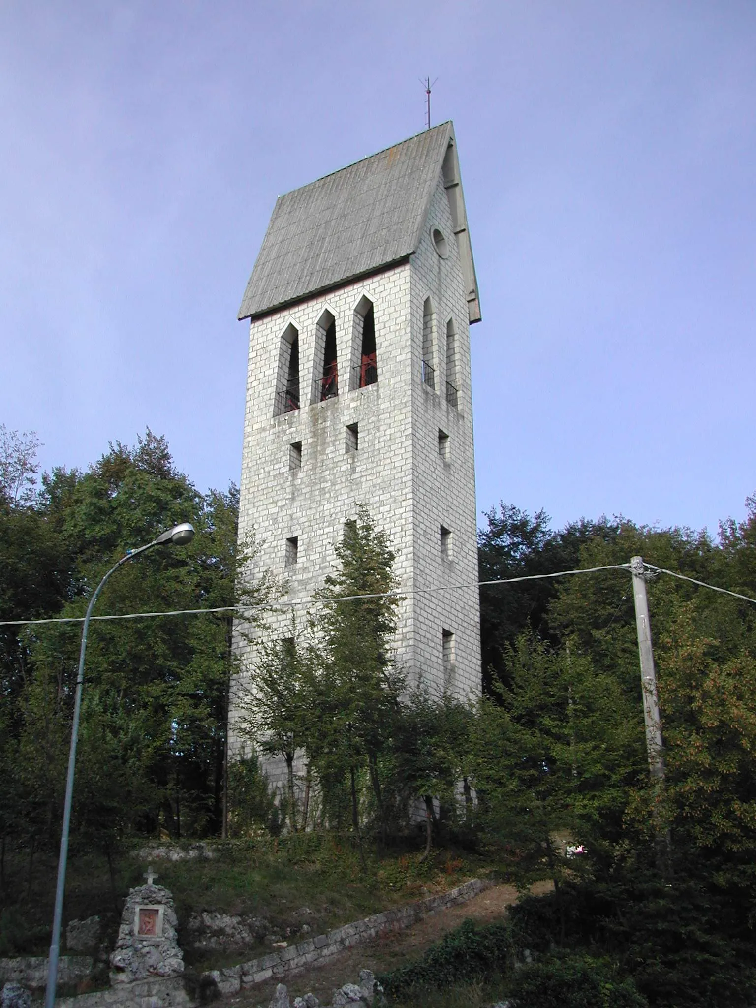 Photo showing: Campanile a lato della chiesa.