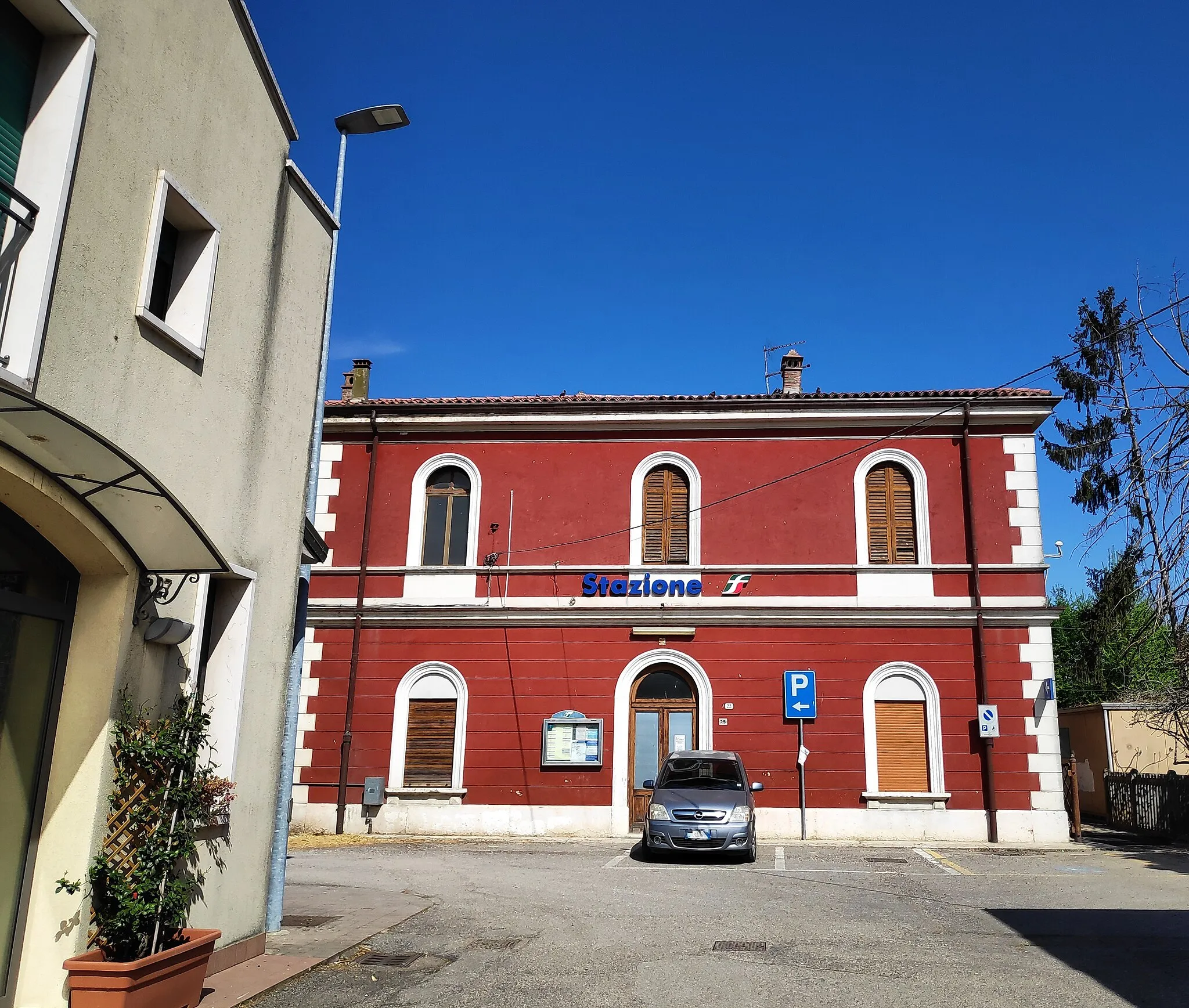 Photo showing: Vista frontale della stazione, lato strada.