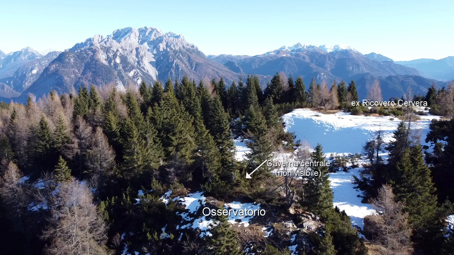 Photo showing: L' osservatorio teneva sotto osservazione tutto l'altopiano di Pian dei Buoi, le provenienze da Costa Pomadonna e lungo la Val Poorse, oltre a quelle per la Val Ciampiviei. Inoltre era dirimpetto alle postazioni del Col Burgion e della Croda di Paterna.