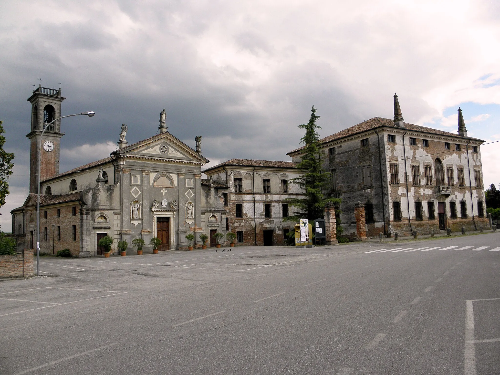 Photo showing: Salvaterra, frazione di Badia Polesine: la chiesa parrocchiale di Sant'Antonino martire e Villa Pellegrini