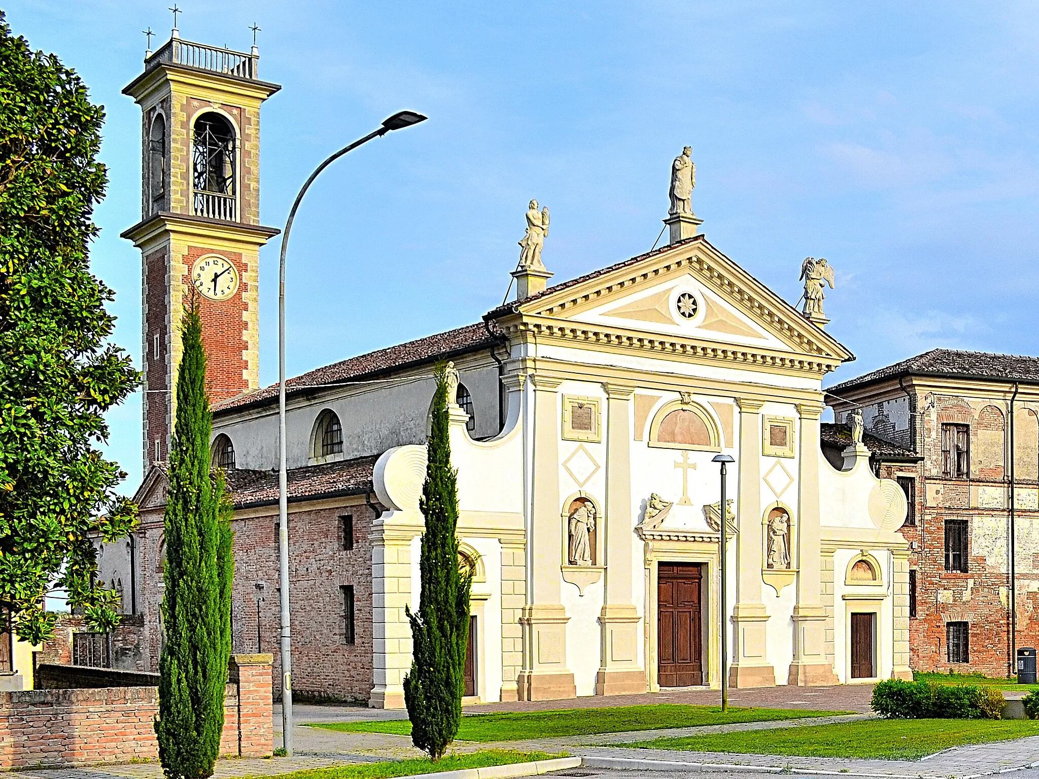 Photo showing: la chiesa parrocchiale di Sant'Antonino martire e Villa Pellegrini