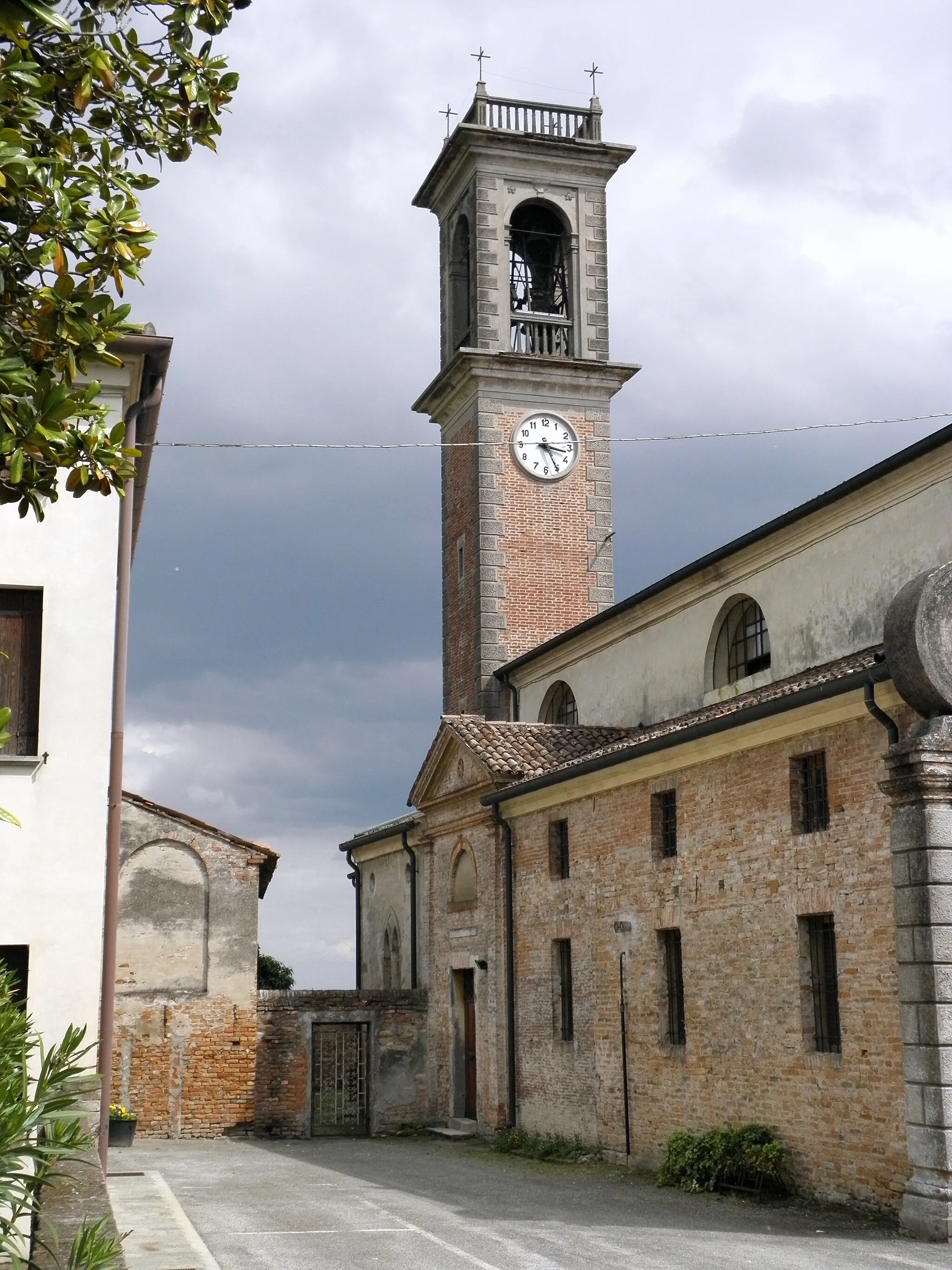 Photo showing: Salvaterra, frazione di Badia Polesine: lato sinistro e campanile della chiesa parrocchiale di Sant'Antonino martire.