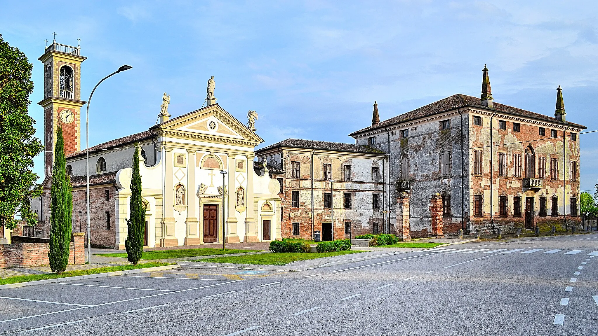 Photo showing: la chiesa parrocchiale di Sant'Antonino martire e Villa Pellegrini