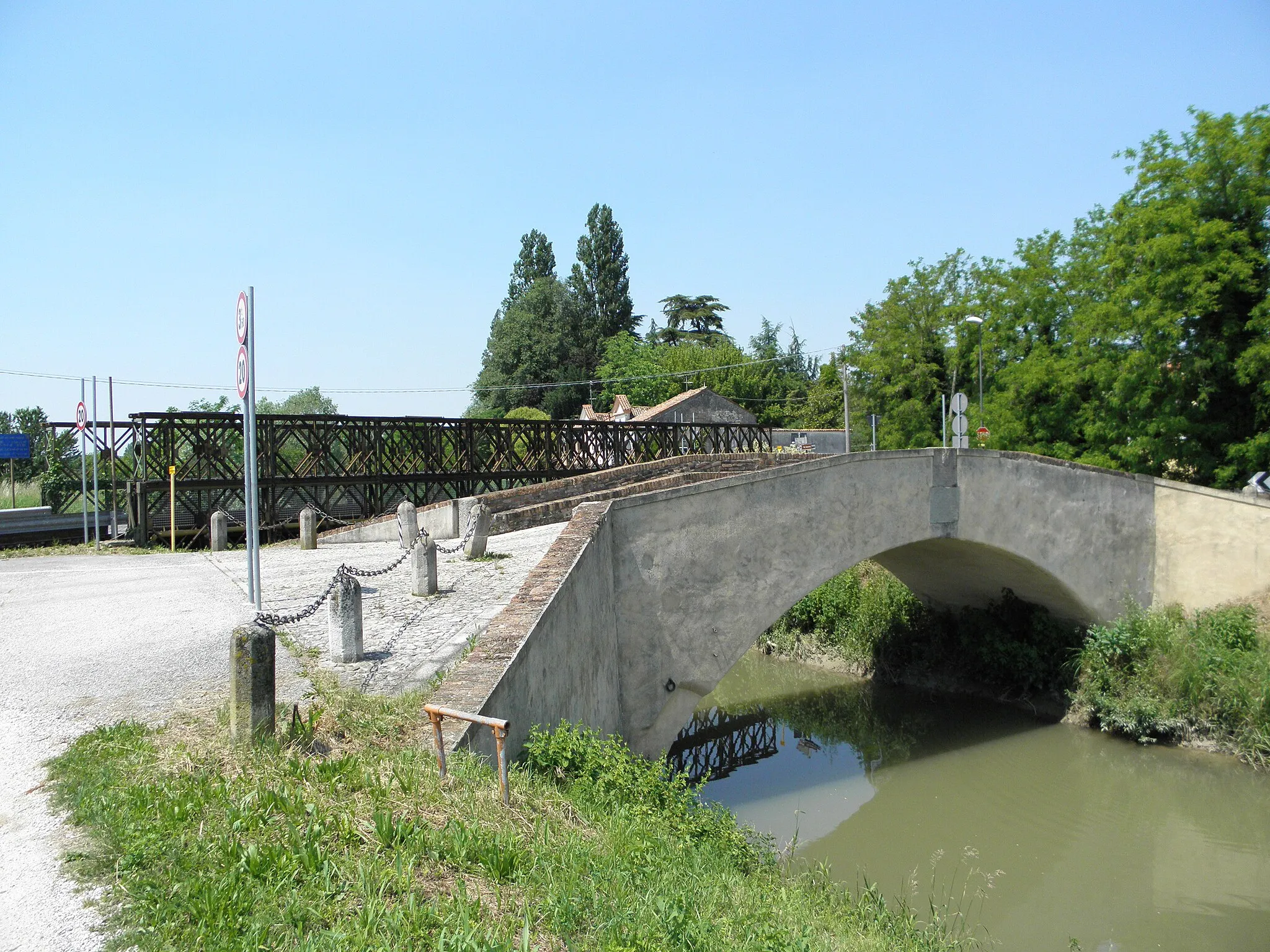 Photo showing: Marendole, frazione di Monselice: il vecchio ponte sul canale Bisatto ricostruito nel 1743.