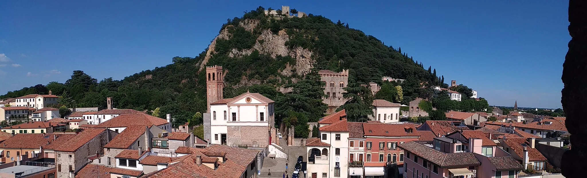 Photo showing: Vista sulla Rocca di Monselice, Chiesa di S.Paolo, Castello e Loggetta del Monte di Pietà dalla Torre Civica