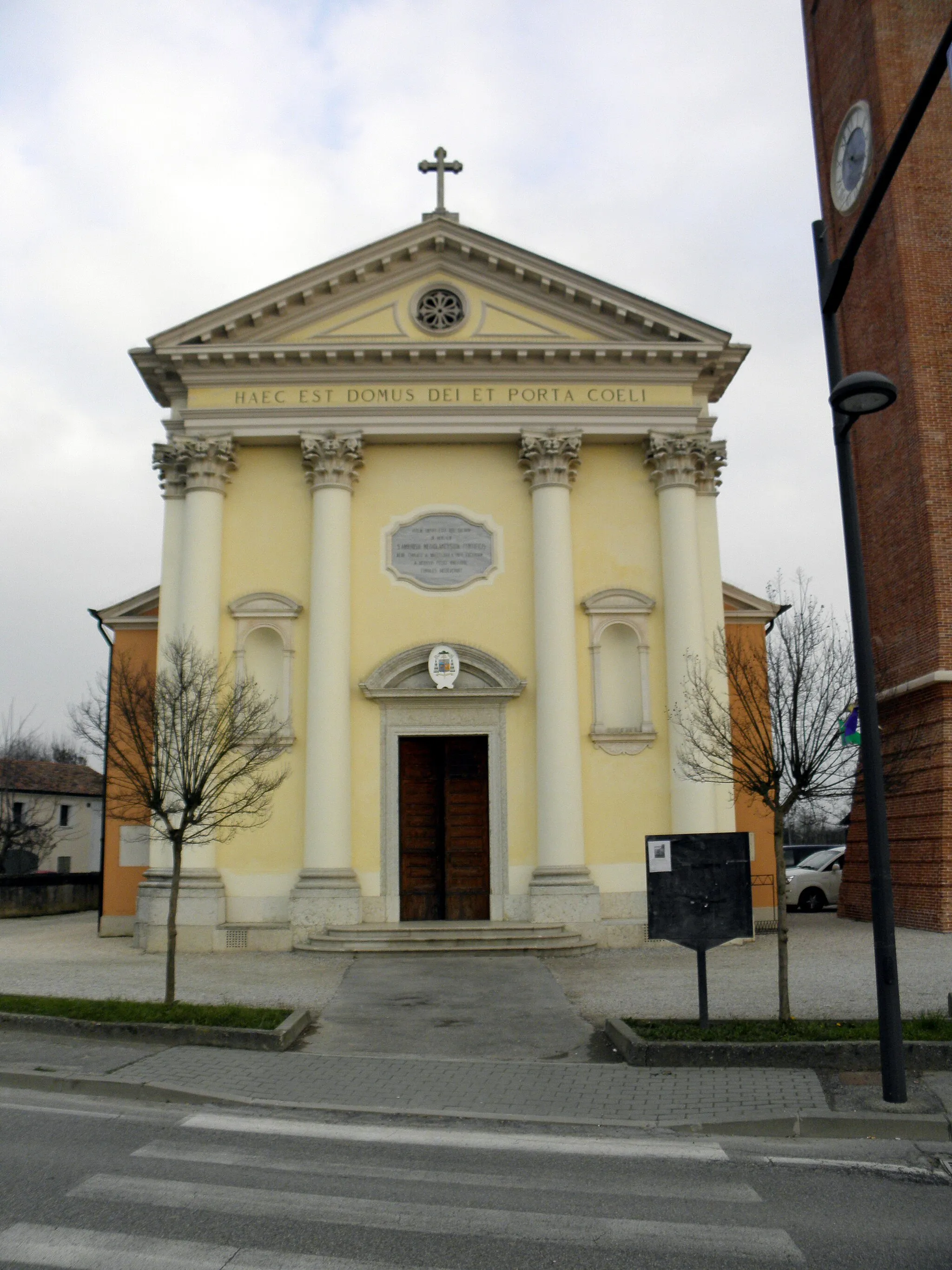 Photo showing: Sant'Ambrogio, frazione di Trebaseleghe: la chiesa parrocchiale di Sant'Ambrogio Vescovo e Dottore.