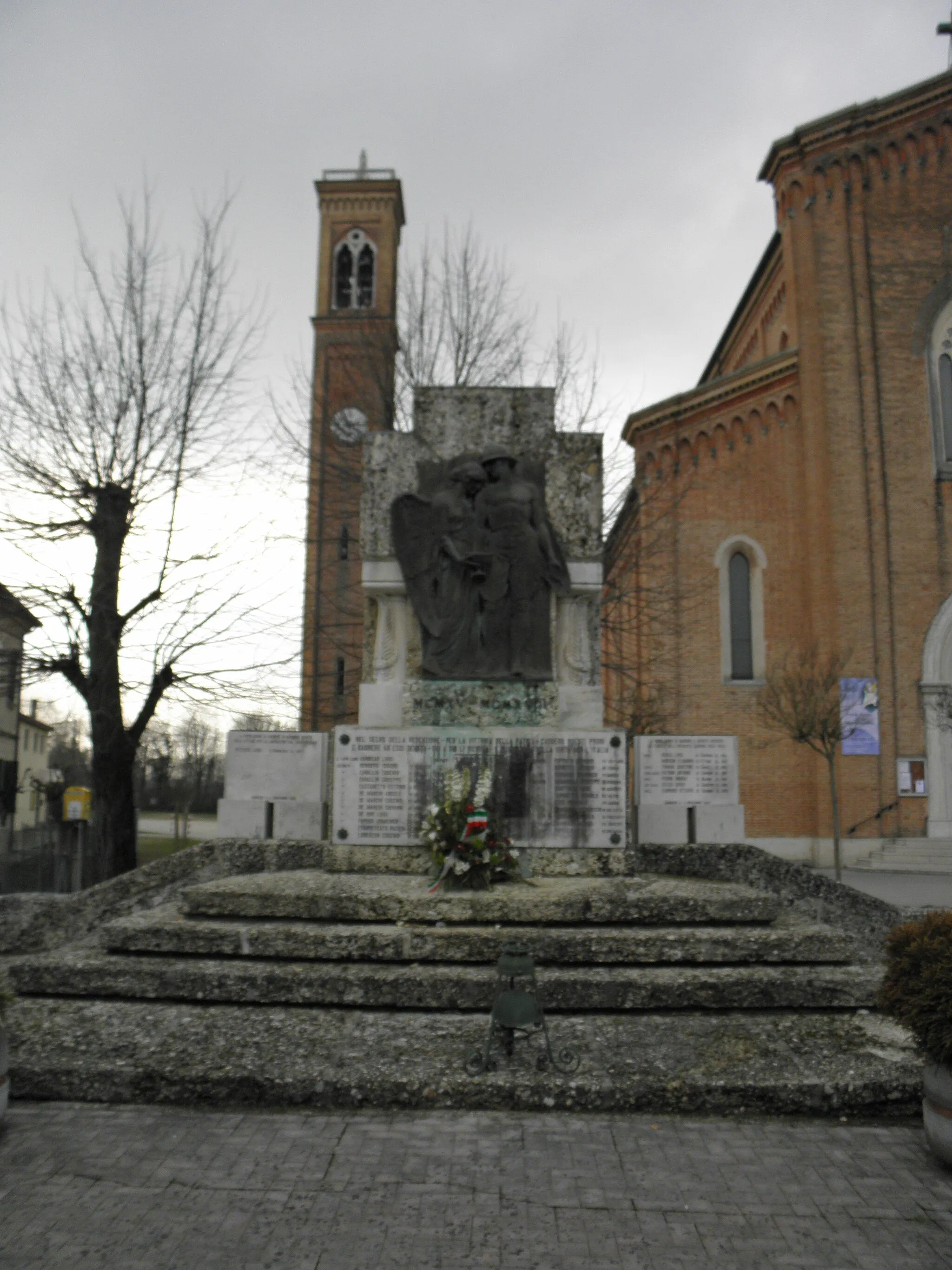 Photo showing: Badoere, frazione di Morgano: via Roma, il Monumento ai Caduti posto nei pressi della chiesa parrocchiale di Sant'Antonio di Padova, composto dal monumento vero e proprio e da due pezzi d'artiglieria.