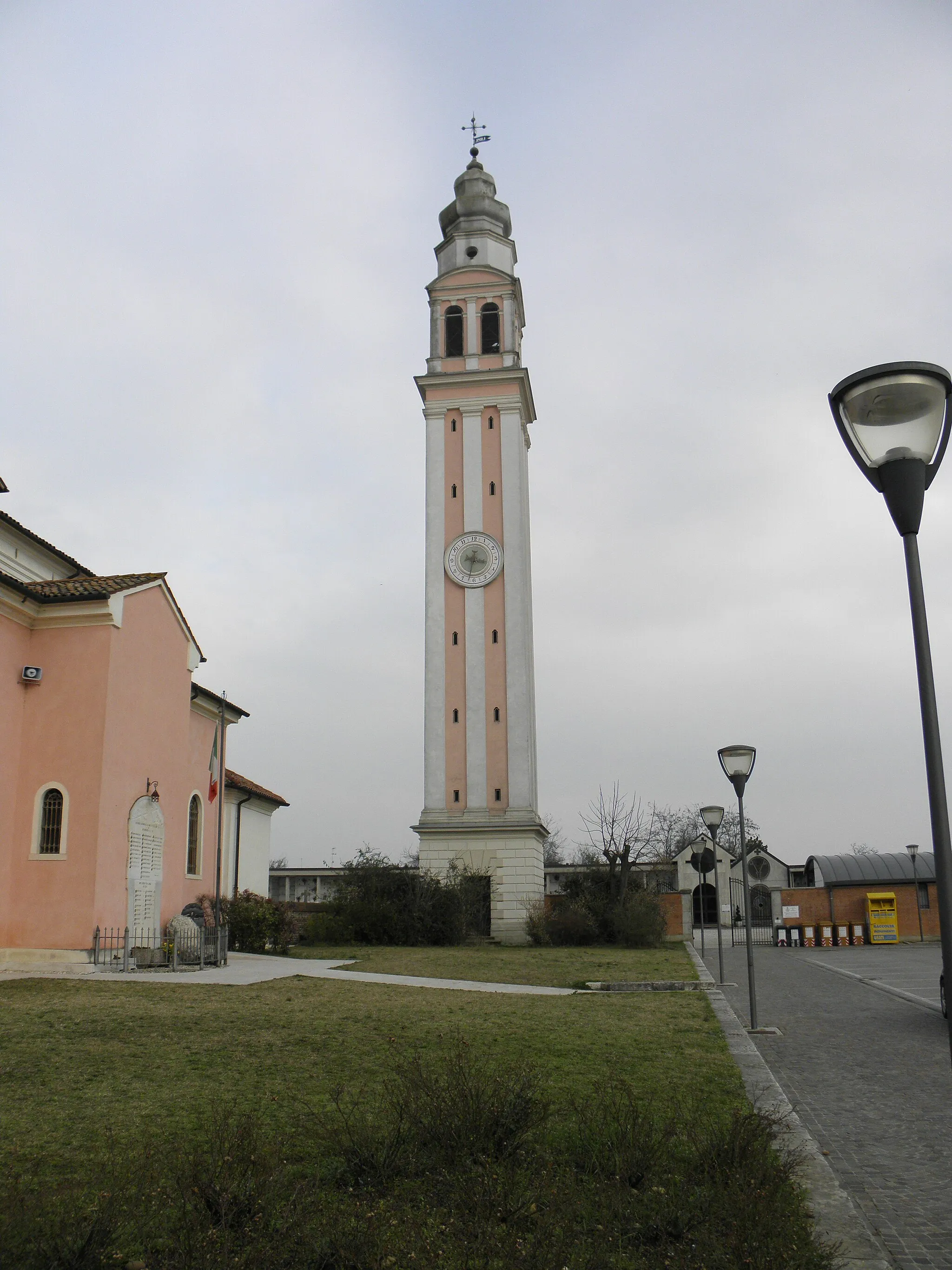 Photo showing: Ospedaletto, frazione di Istrana: il campanile della chiesa parrocchiale della Purificazione della Beata Vergine Maria.