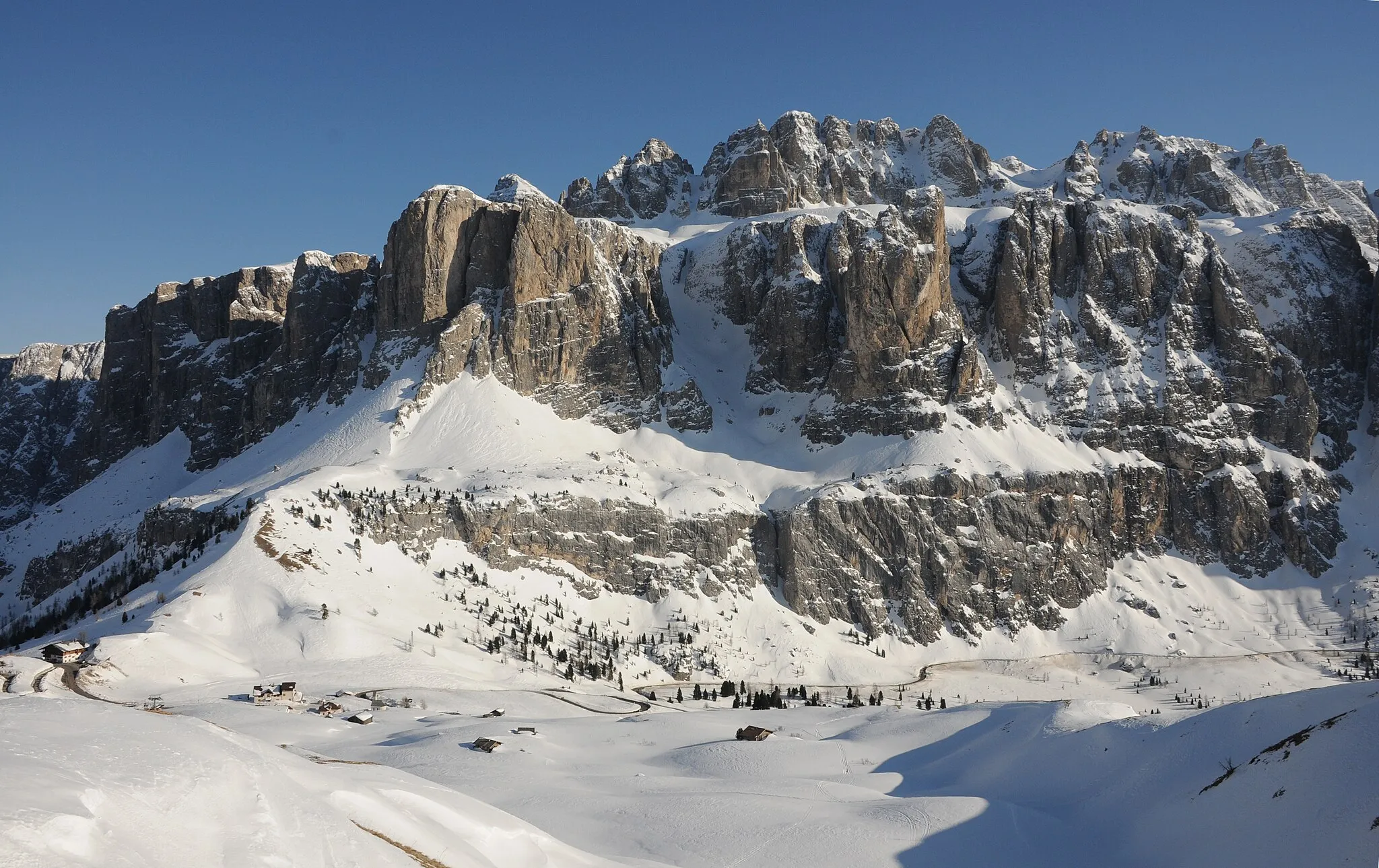 Photo showing: Grödner pass with Sas dla Luesa, Val Culea and the Murfreit tower also calle the Oblique death  in the Sella Group, Dolomites - South Tyrol