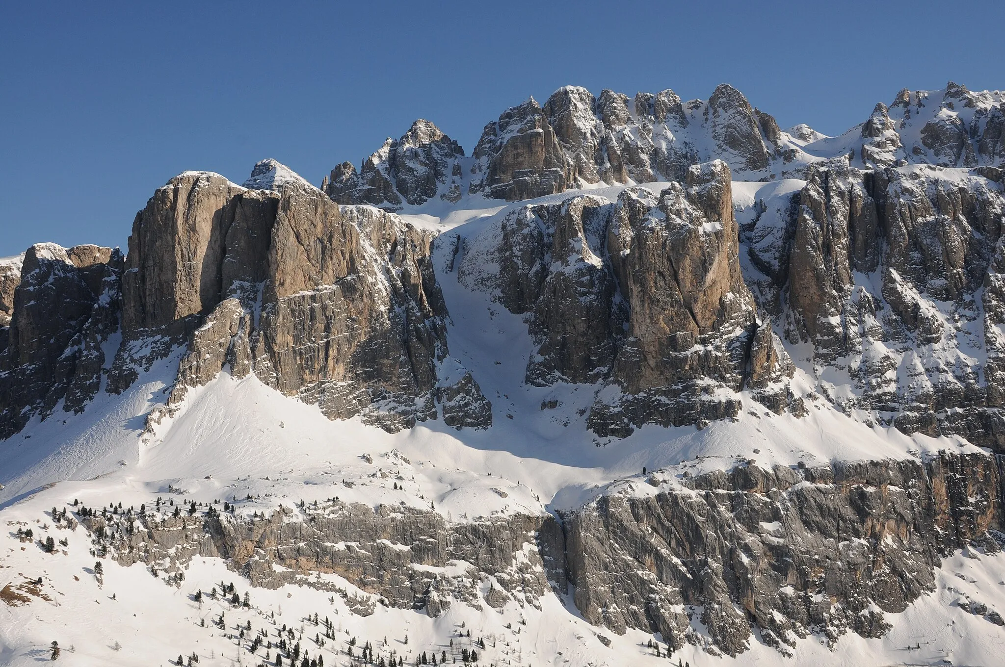 Photo showing: Sas dla Luesa, Val Culea, Schiefer Tod, Gamsscharte  in the Sella Group, Dolomites - South Tyrol