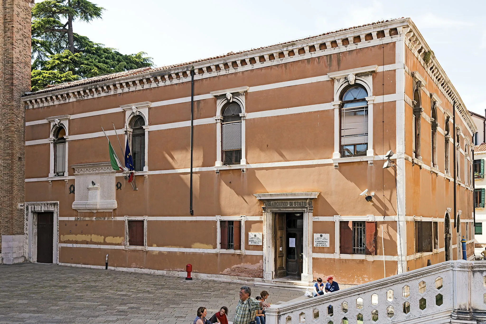 Photo showing: Former convent dei Frari from Campo dei Frari, today access to the State Archives in Venice.