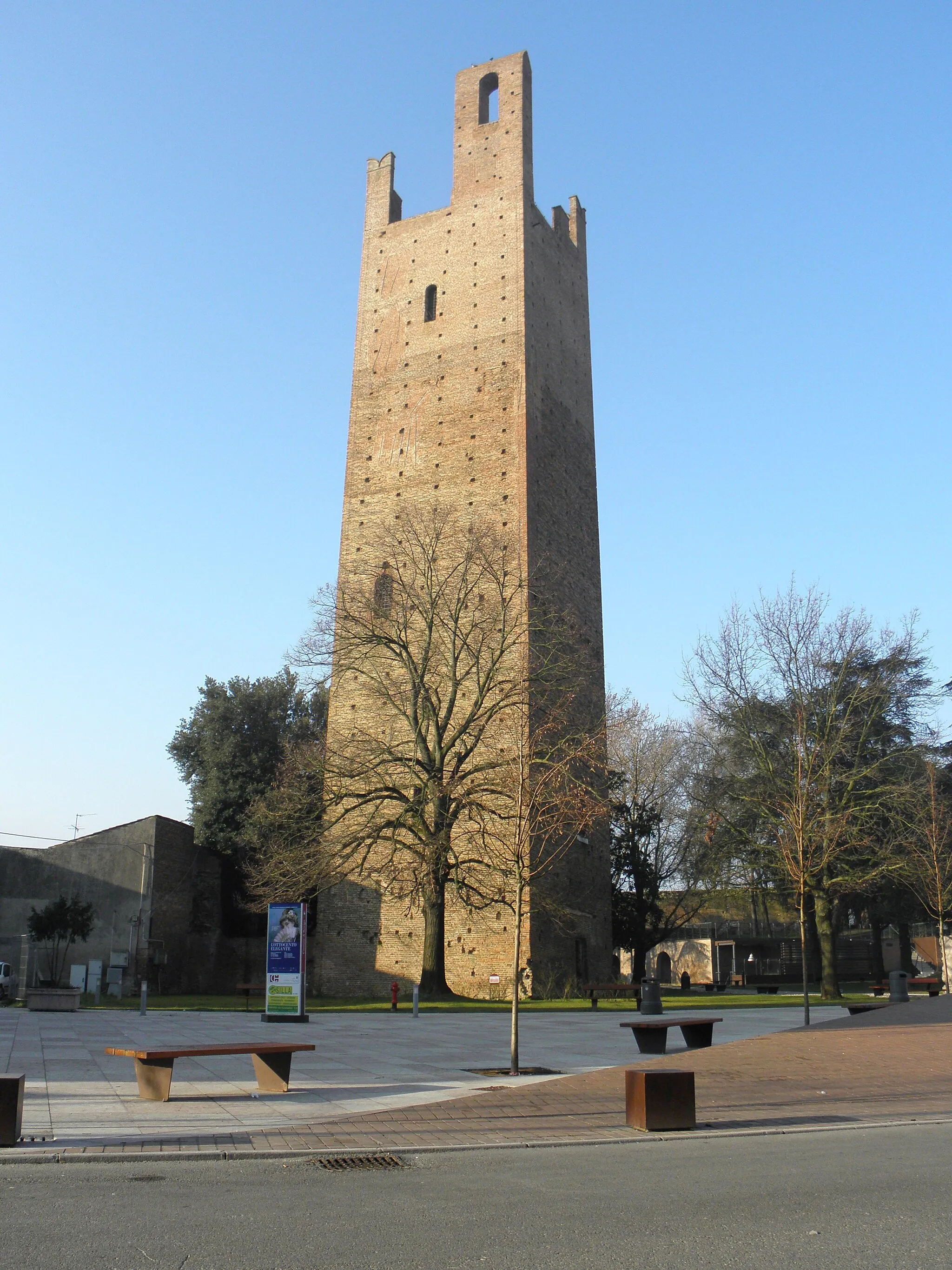 Photo showing: Rovigo, il castello: la torre Donà vista dal Corso del Popolo.