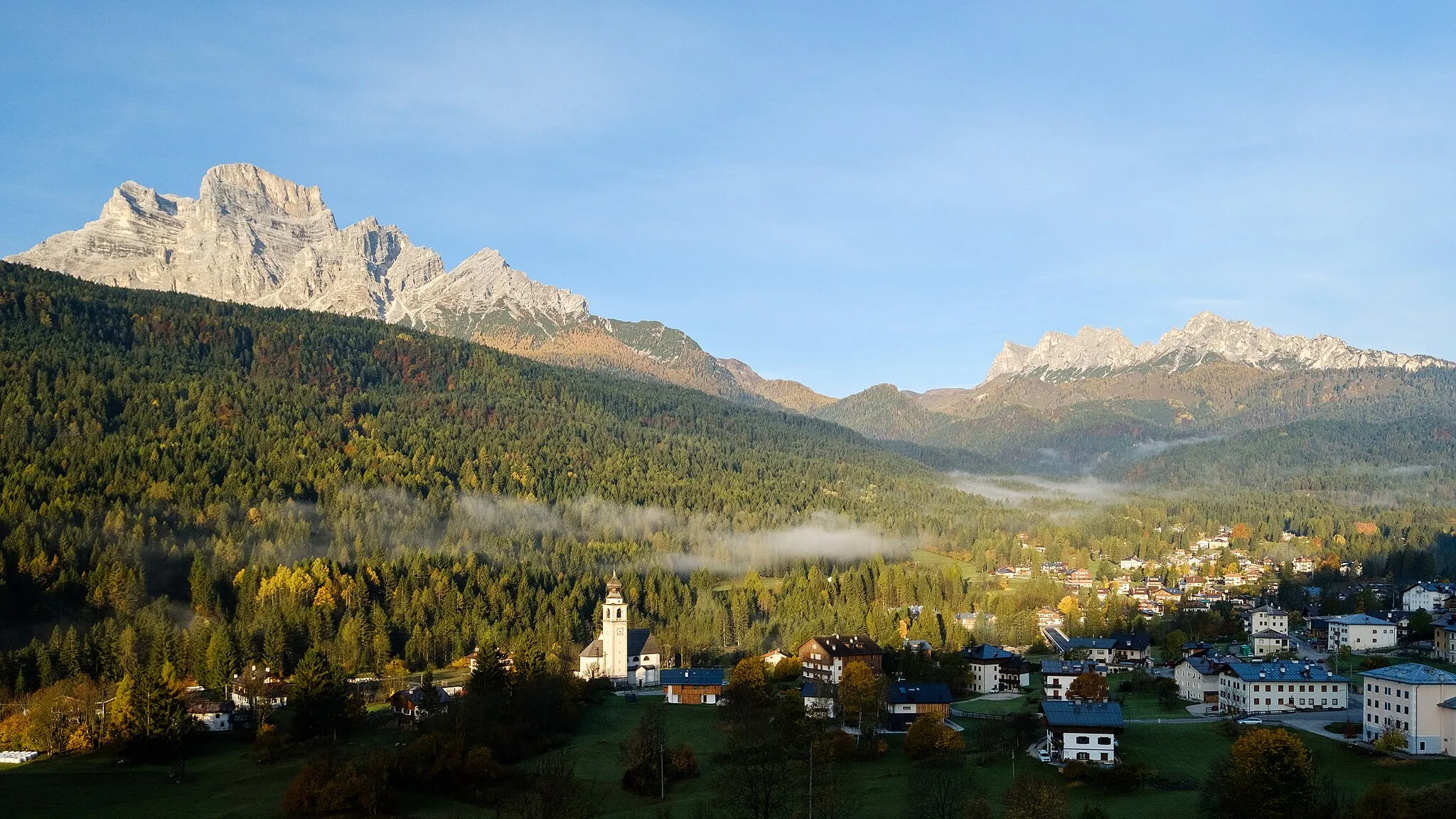 Photo showing: Borca di Cadore mit Monte Pelmo (3168 m, links) und Rochéta de Prendèra (2496 m, rechts) im Herbst 2019.