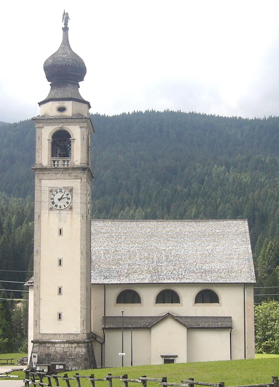 Photo showing: Il fianco della chiesa e il campanile di Borca di Cadore