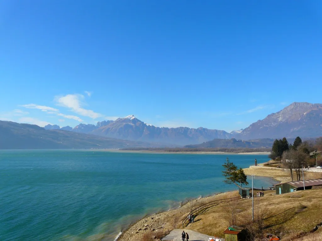 Photo showing: Il lago di Santa Croce visto da Poiatte